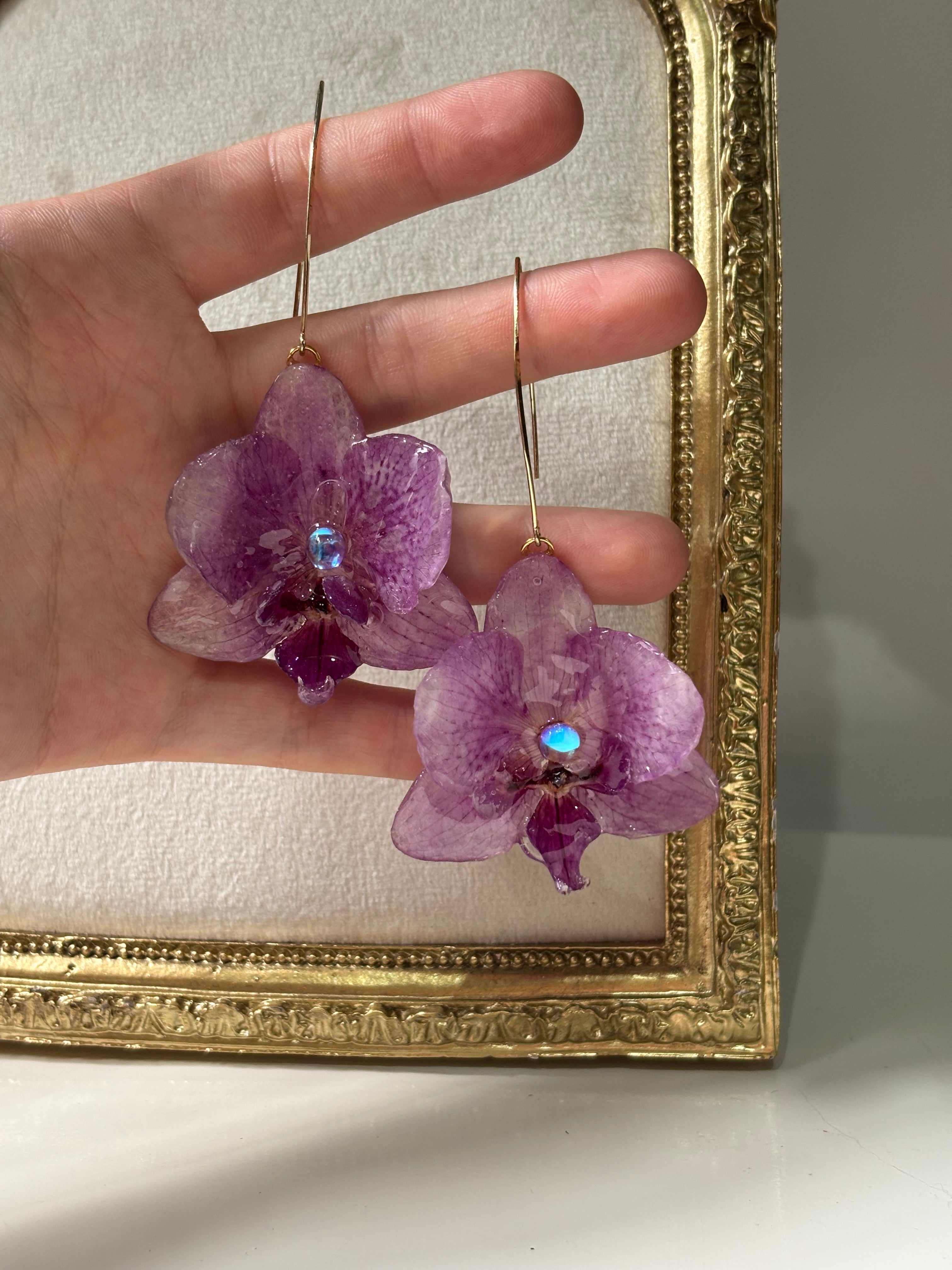 Pendientes Dorados con Flor Real Orquídea Morada | JOYERÍA BOTÁNICA |