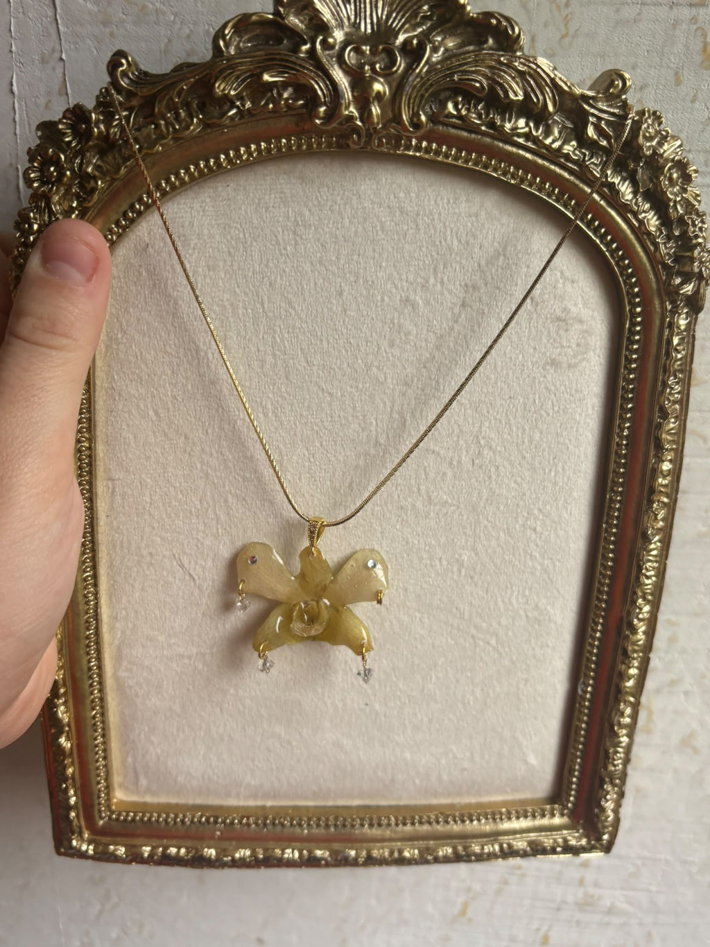 Collar Dorado con Flor Real Orquídea Amarilla| JOYERÍA BOTÁNICA |