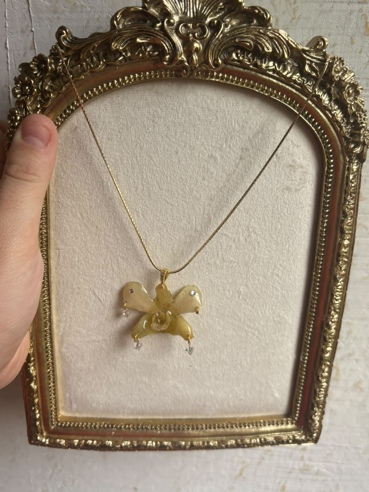 Collar Dorado con Flor Real Orquídea Amarilla| JOYERÍA BOTÁNICA |