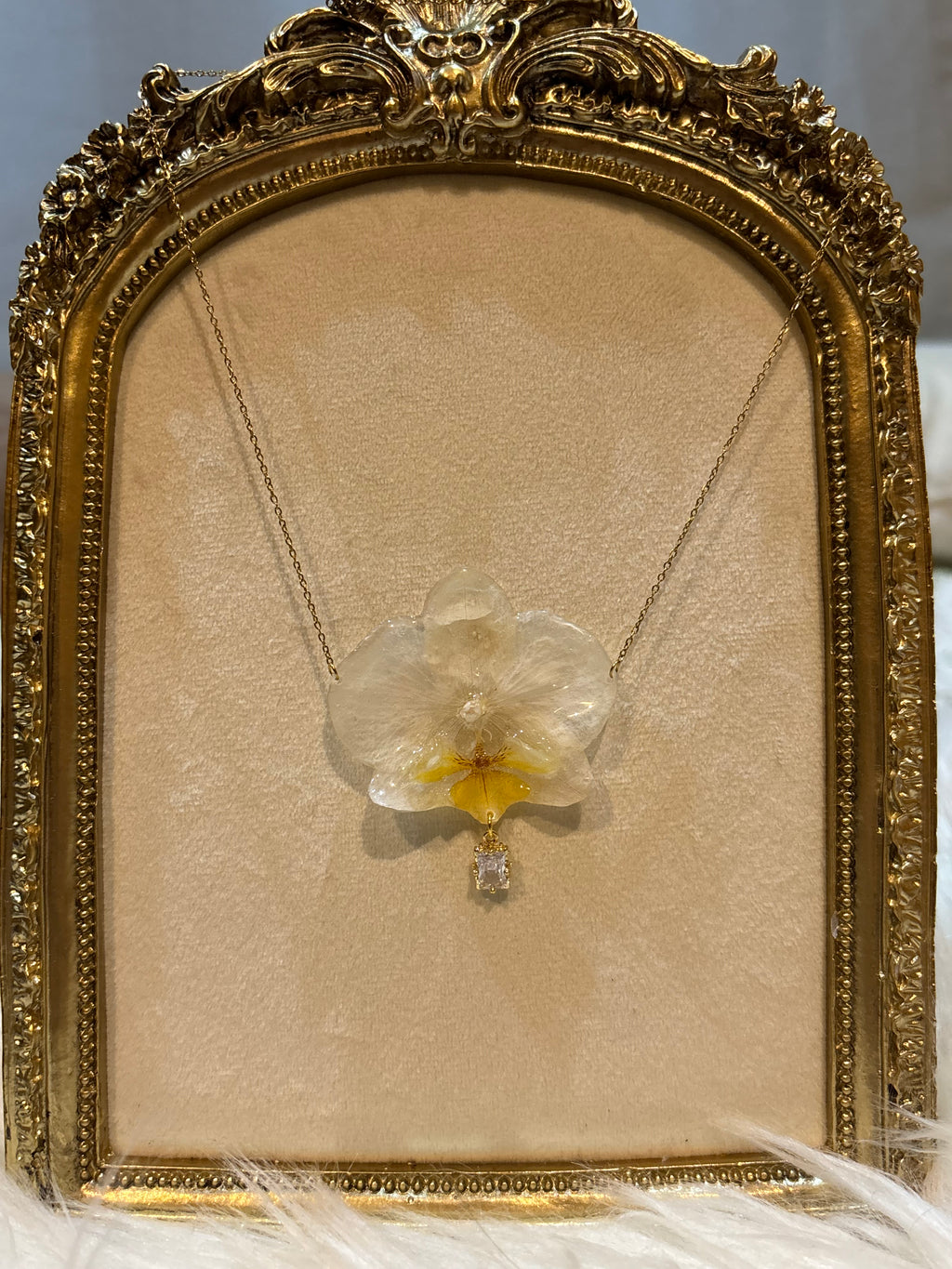 Collar Dorado con Flor Real Orquídea Blanca | JOYERÍA BOTÁNICA |