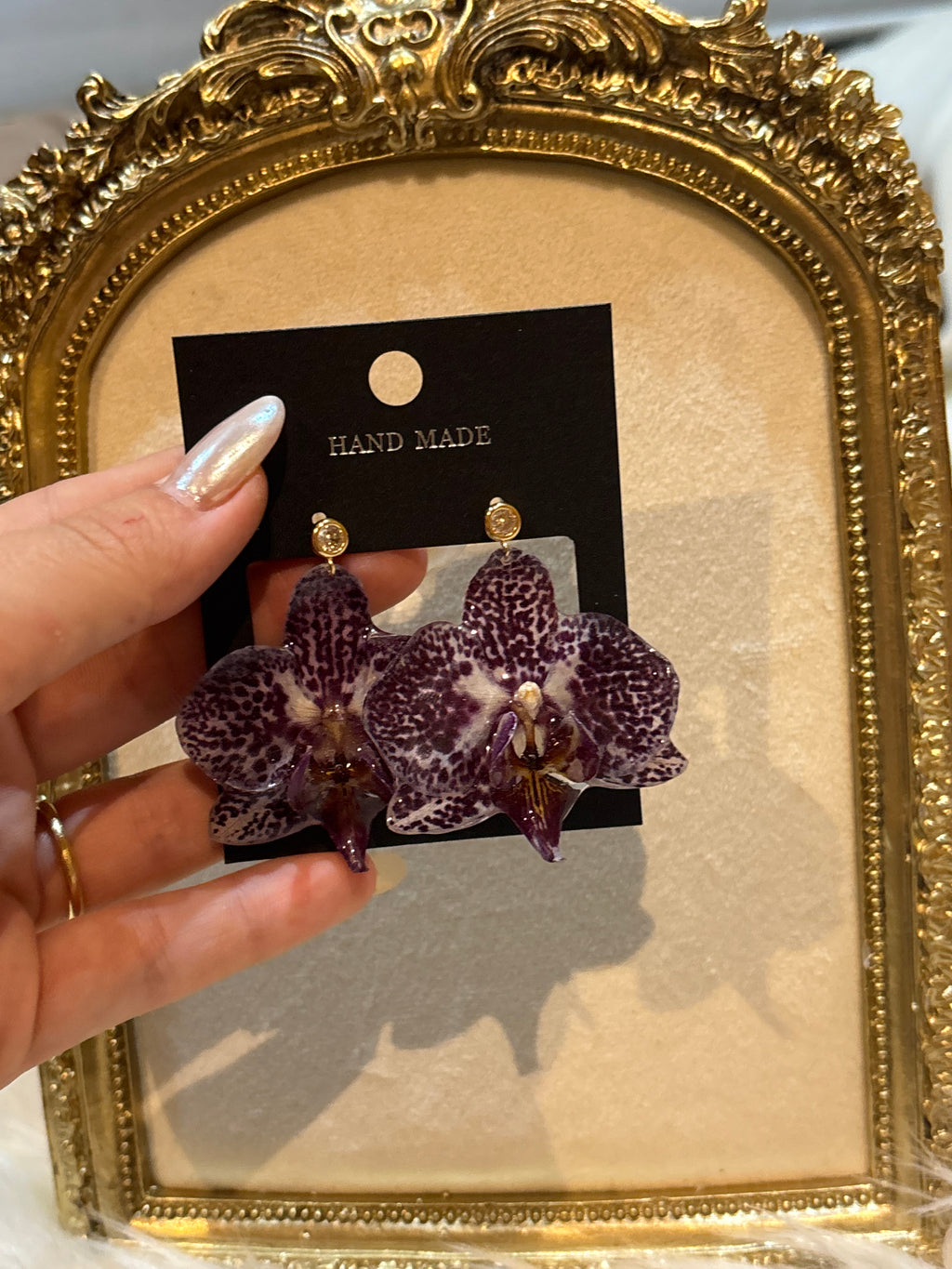 Pendientes Dorados con Flor Real Orquídea Blanca-Morada |JOYERÍA BOTÁNICA |