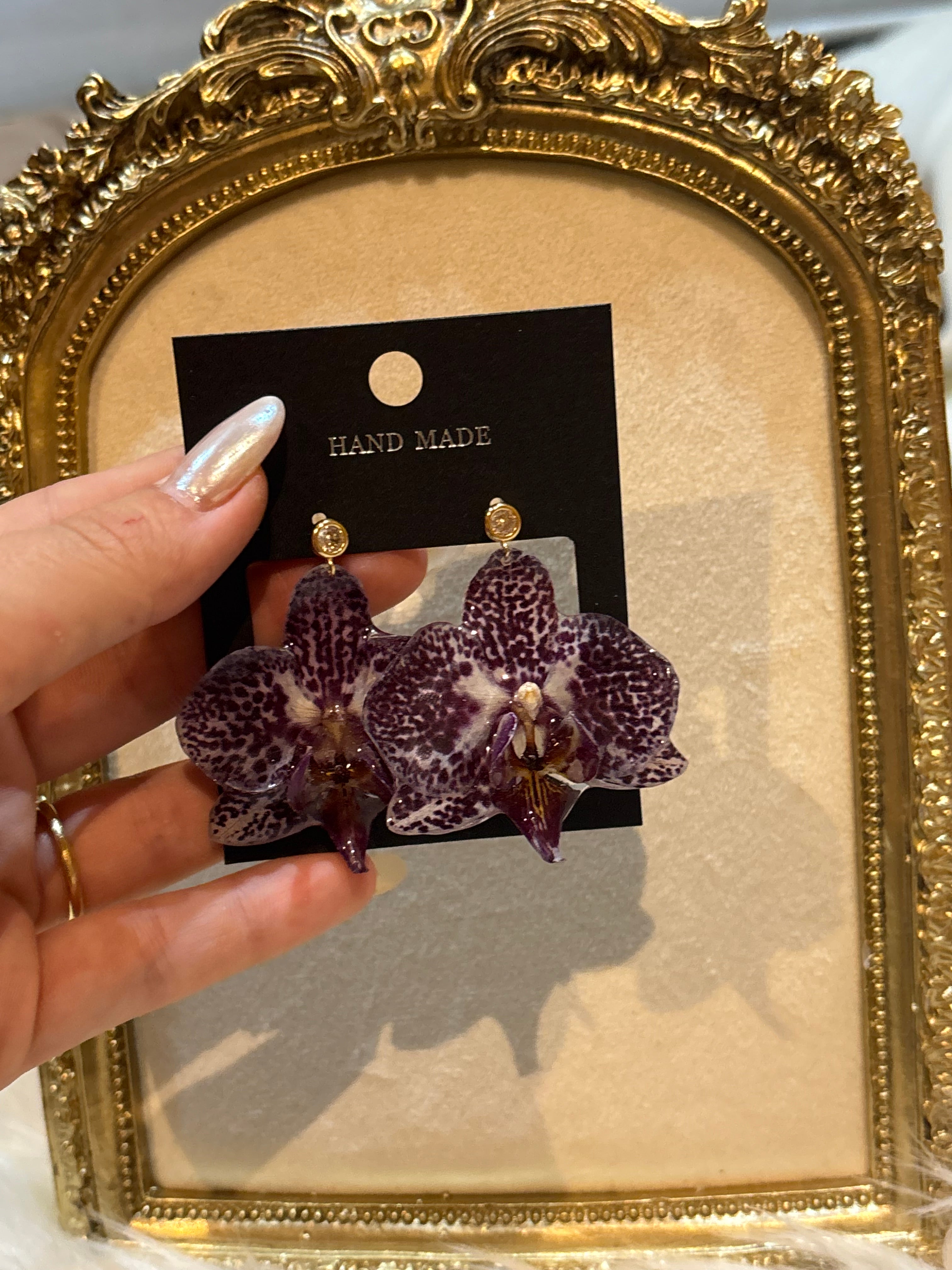 Pendientes Dorados con Flor Real Orquídea Blanca-Morada |JOYERÍA BOTÁNICA |