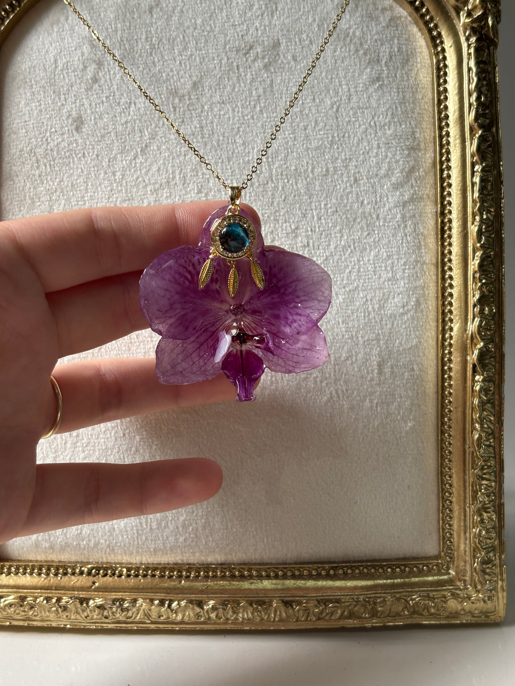 Collar Dorado con Flor Real Orquídea Morada| JOYERÍA BOTÁNICA |