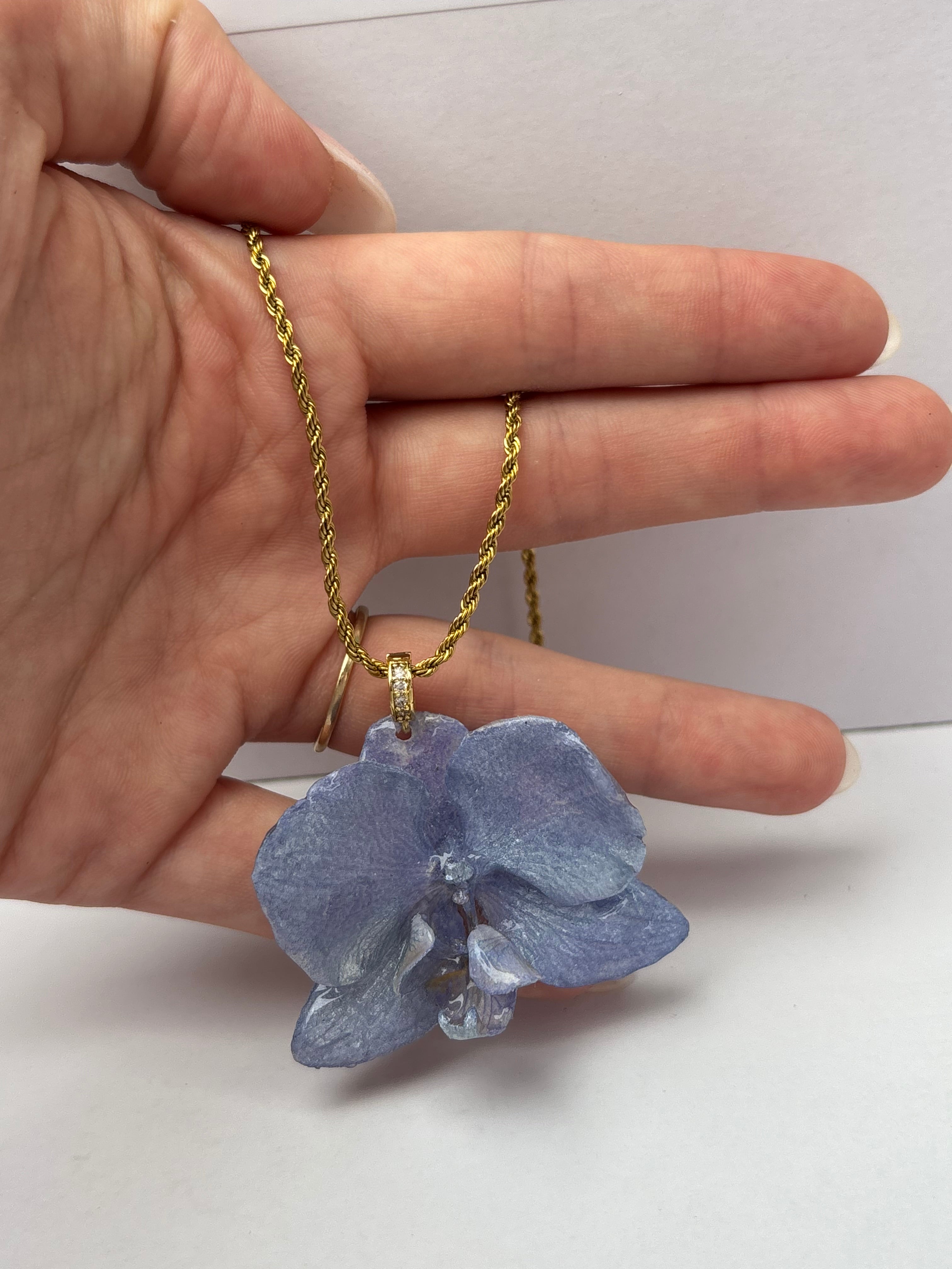 Collar Dorado con Flor Real Orquídea Azul| JOYERÍA BOTÁNICA |