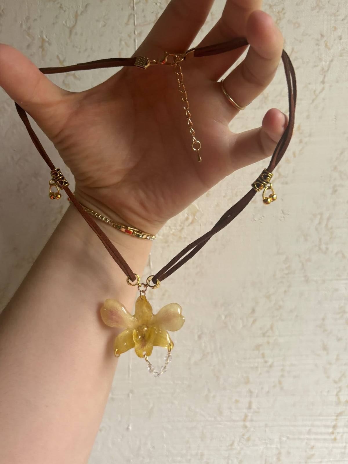 Collar Dorado con Flor Real Orquídea Amarilla| JOYERÍA BOTÁNICA |