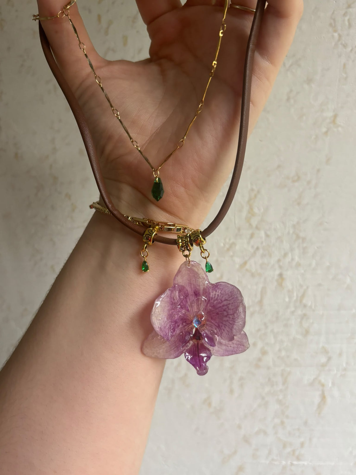 Collar Dorado con Flor Real Orquídea Morada| JOYERÍA BOTÁNICA |