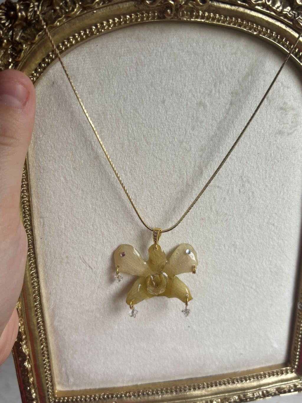 Collar Dorado con Flor Real Orquídea Amarilla| JOYERÍA BOTÁNICA |