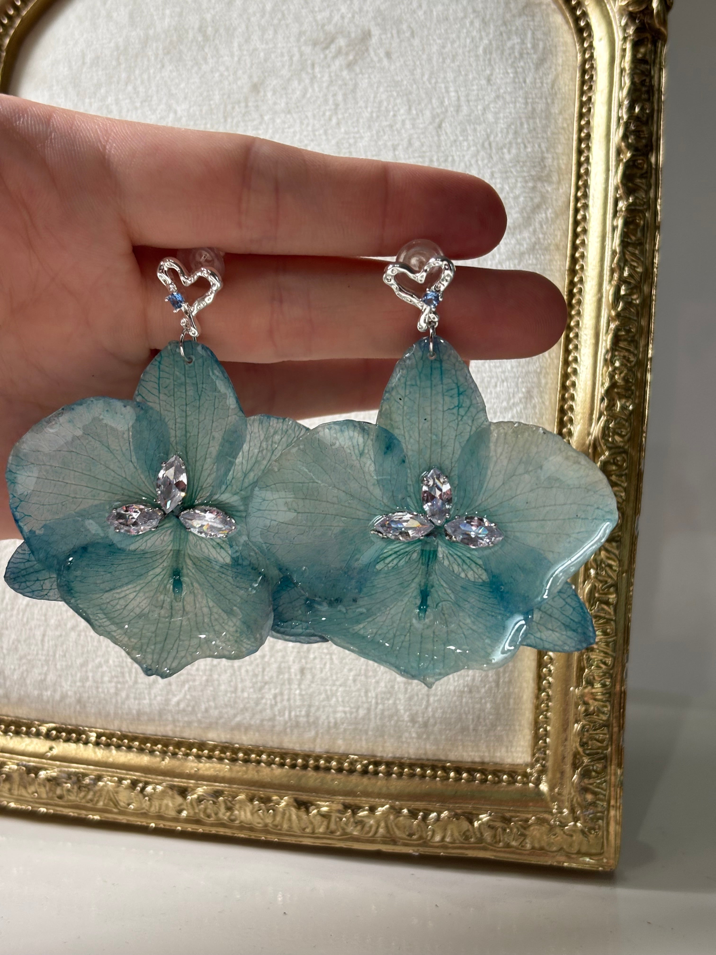 Pendientes Plateados con Flor Real Orquídea Azul | JOYERÍA BOTÁNICA |