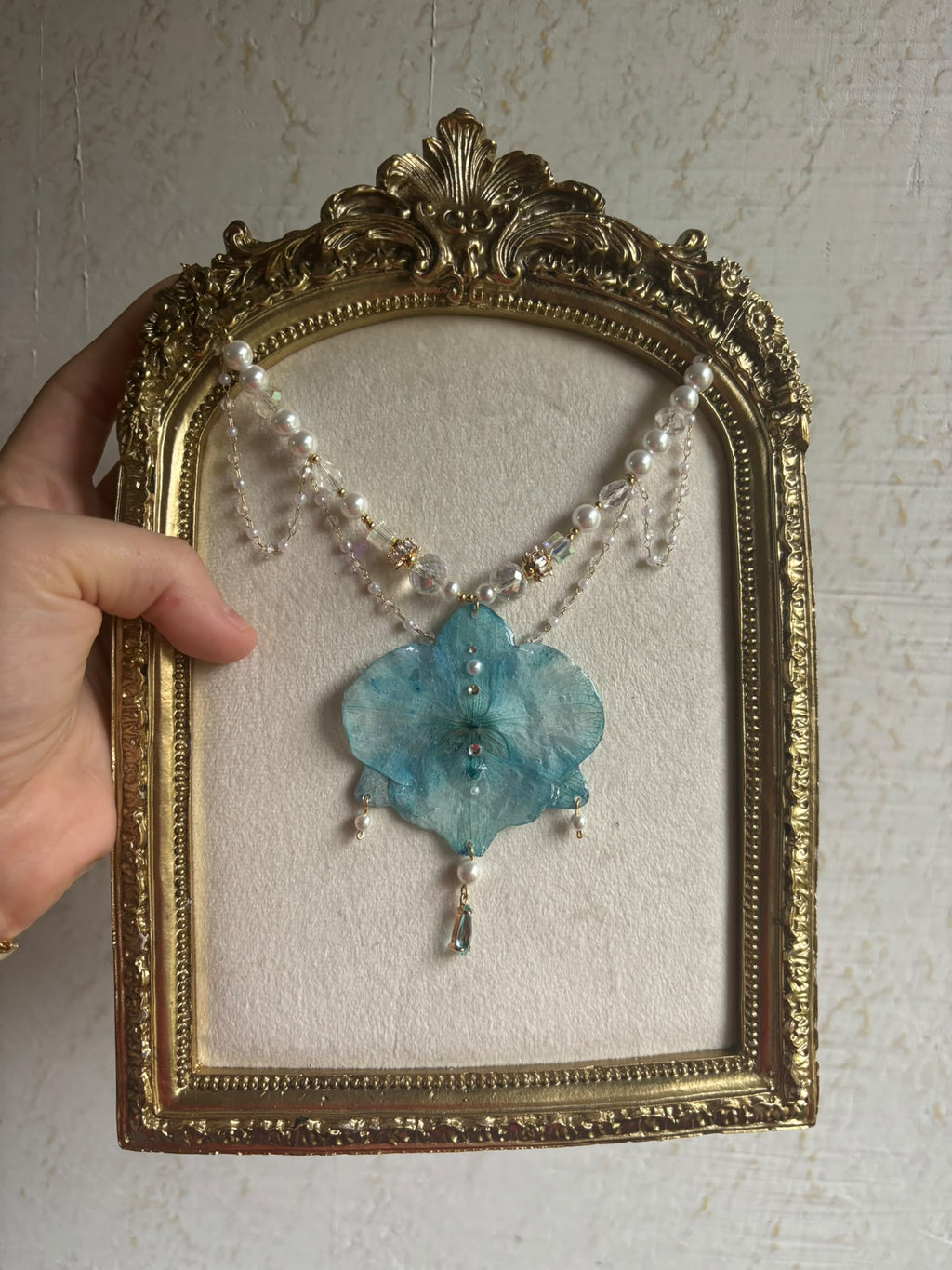 Collar Dorado con Flor Real Orquídea Azul| JOYERÍA BOTÁNICA |