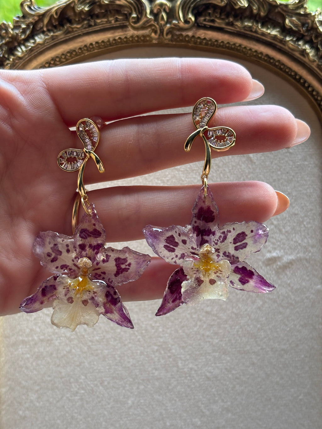 Pendientes Dorados con Flor Real Orquídea Morada | JOYERÍA BOTÁNICA |