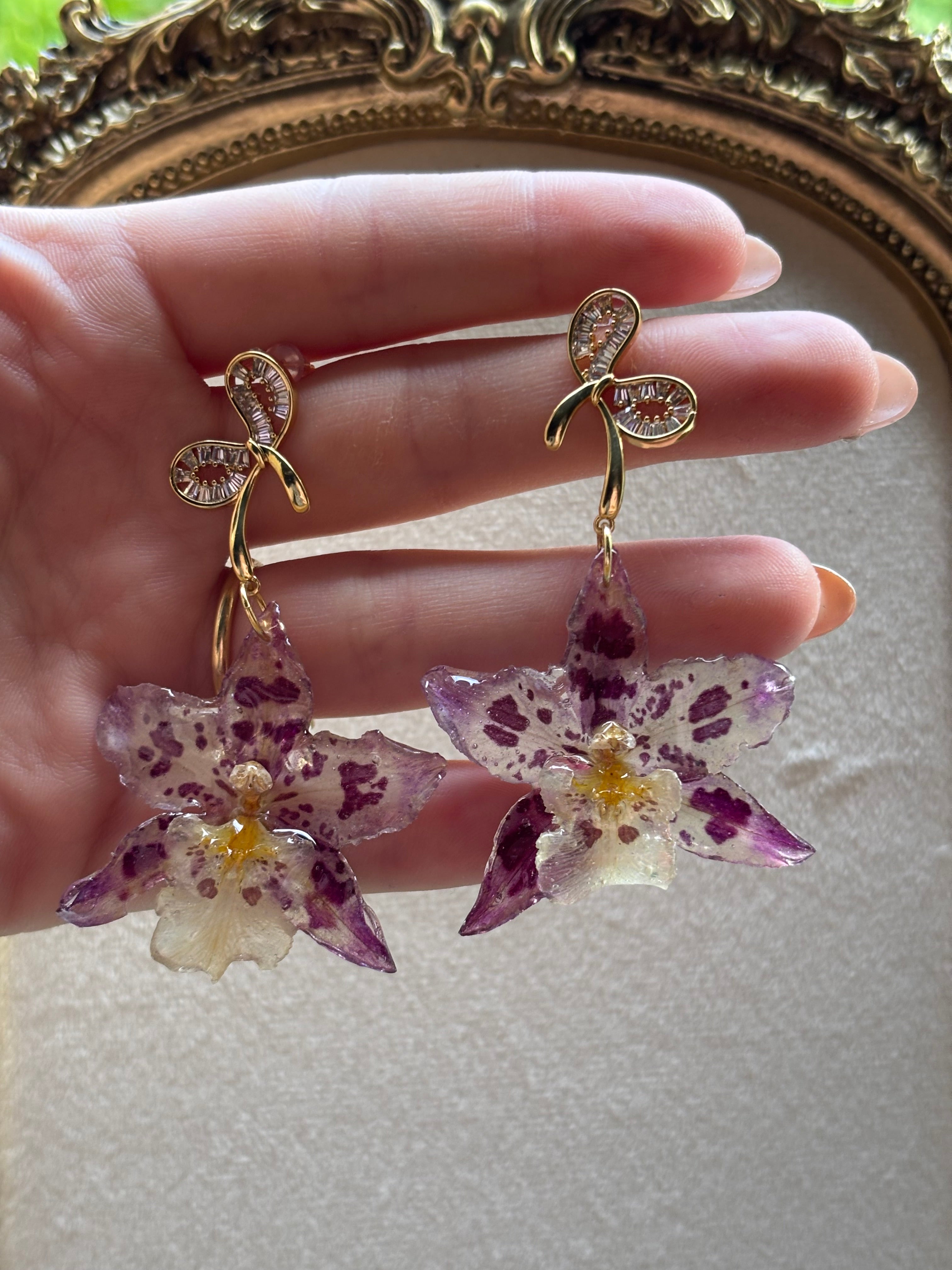 Pendientes Dorados con Flor Real Orquídea Morada | JOYERÍA BOTÁNICA |