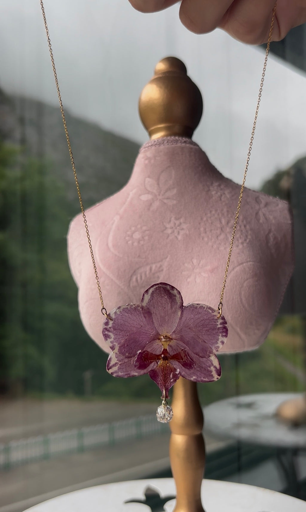 Collar Dorado con Flor Real Orquídea Morada | JOYERÍA BOTÁNICA |