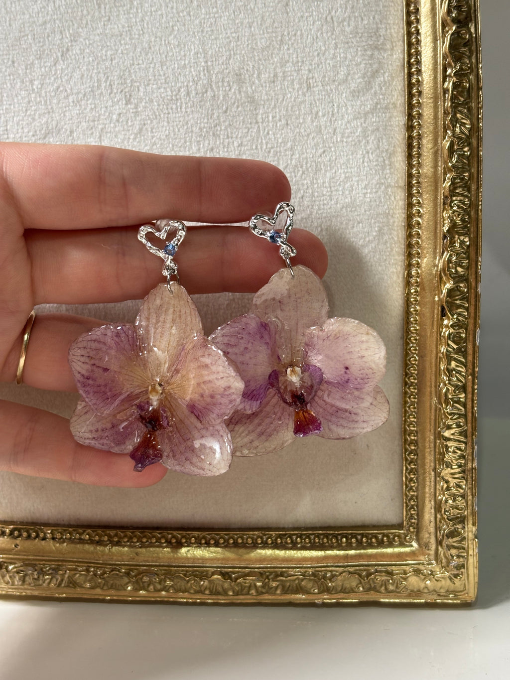 Pendientes Plateados con Flor Real Orquídea Morada | JOYERÍA BOTÁNICA |