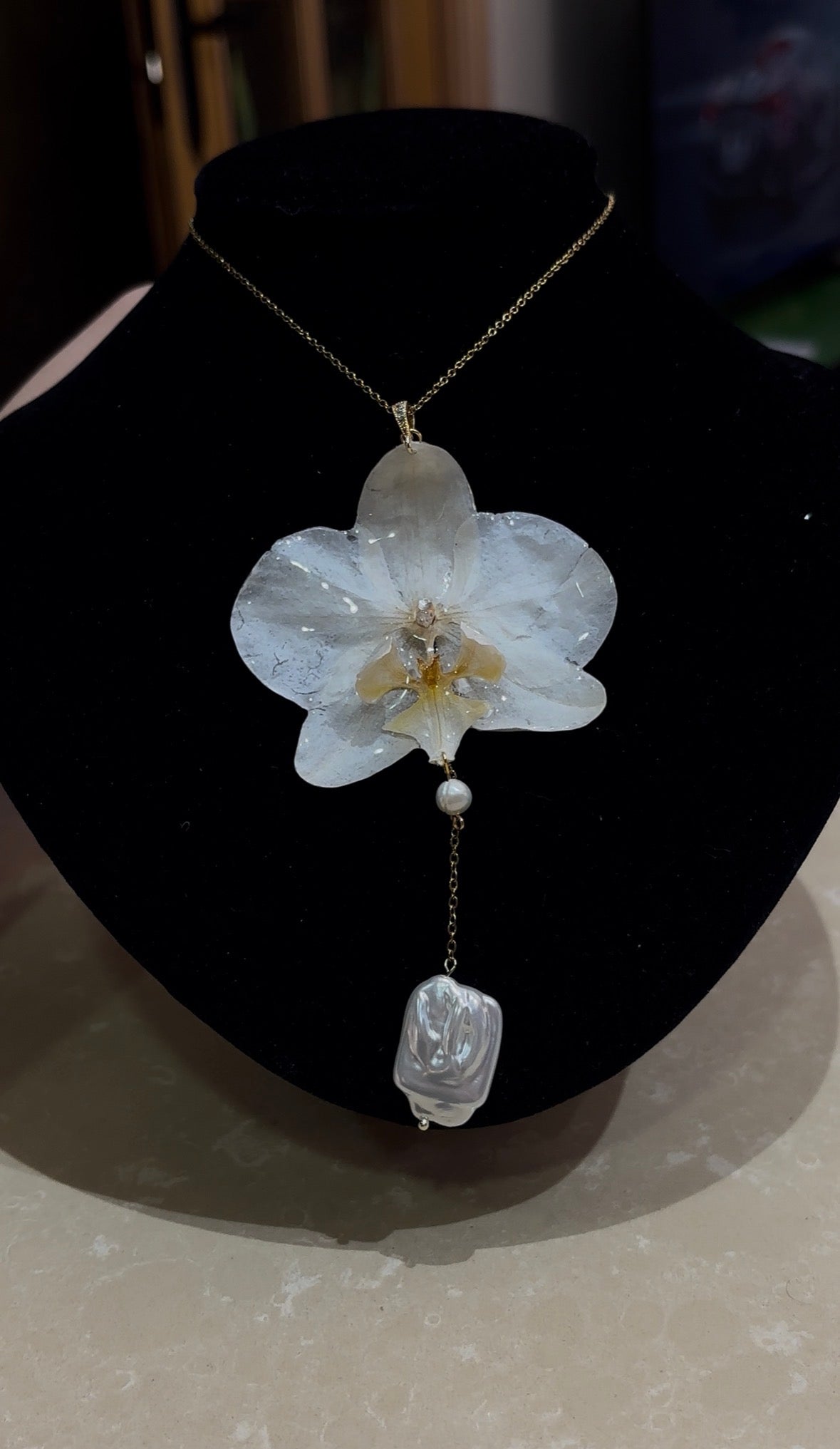 Collar Dorado con Flor Real Orquídea Blanca| JOYERÍA BOTÁNICA |