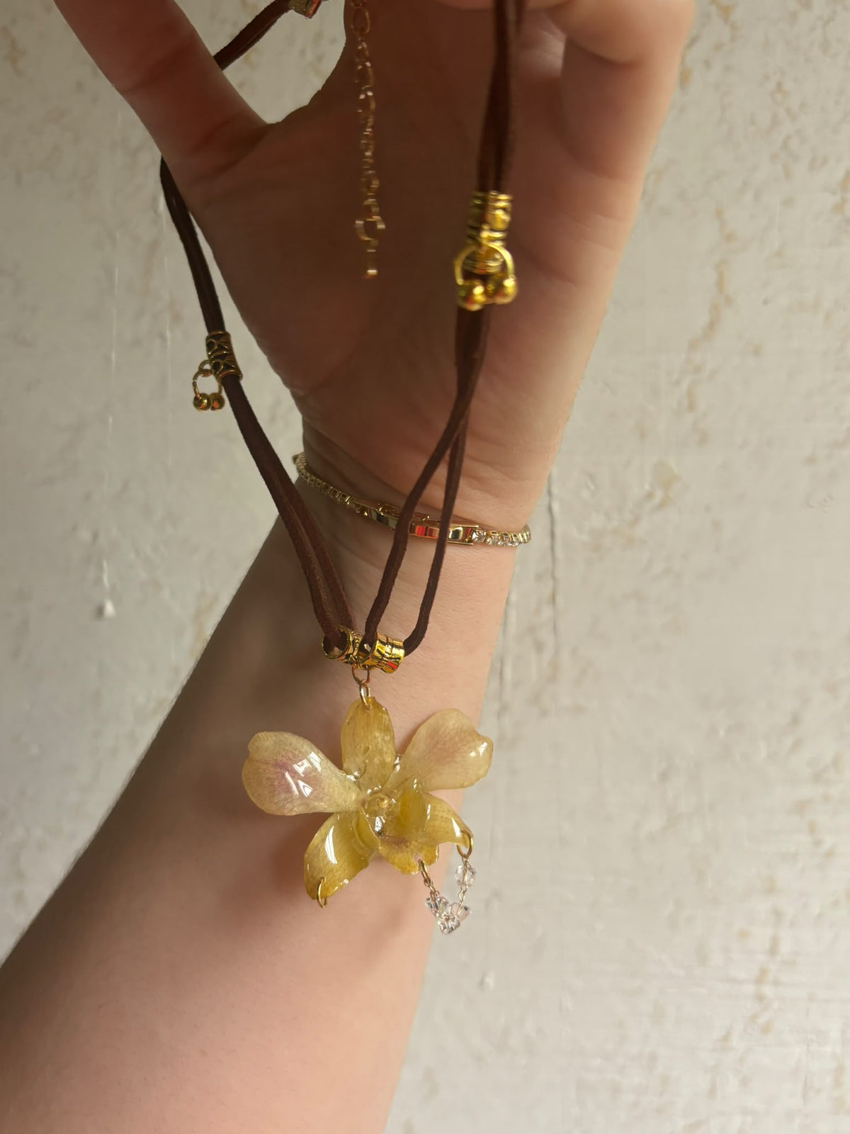 Collar Dorado con Flor Real Orquídea Amarilla| JOYERÍA BOTÁNICA |