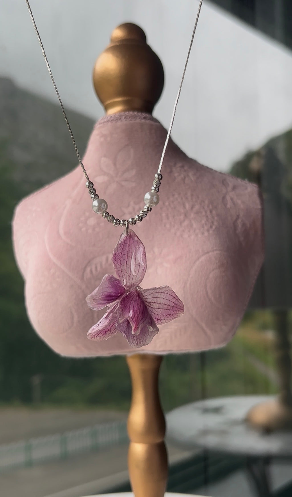 Collar Plateado con Flor Real Orquídea Morada | JOYERÍA BOTÁNICA |
