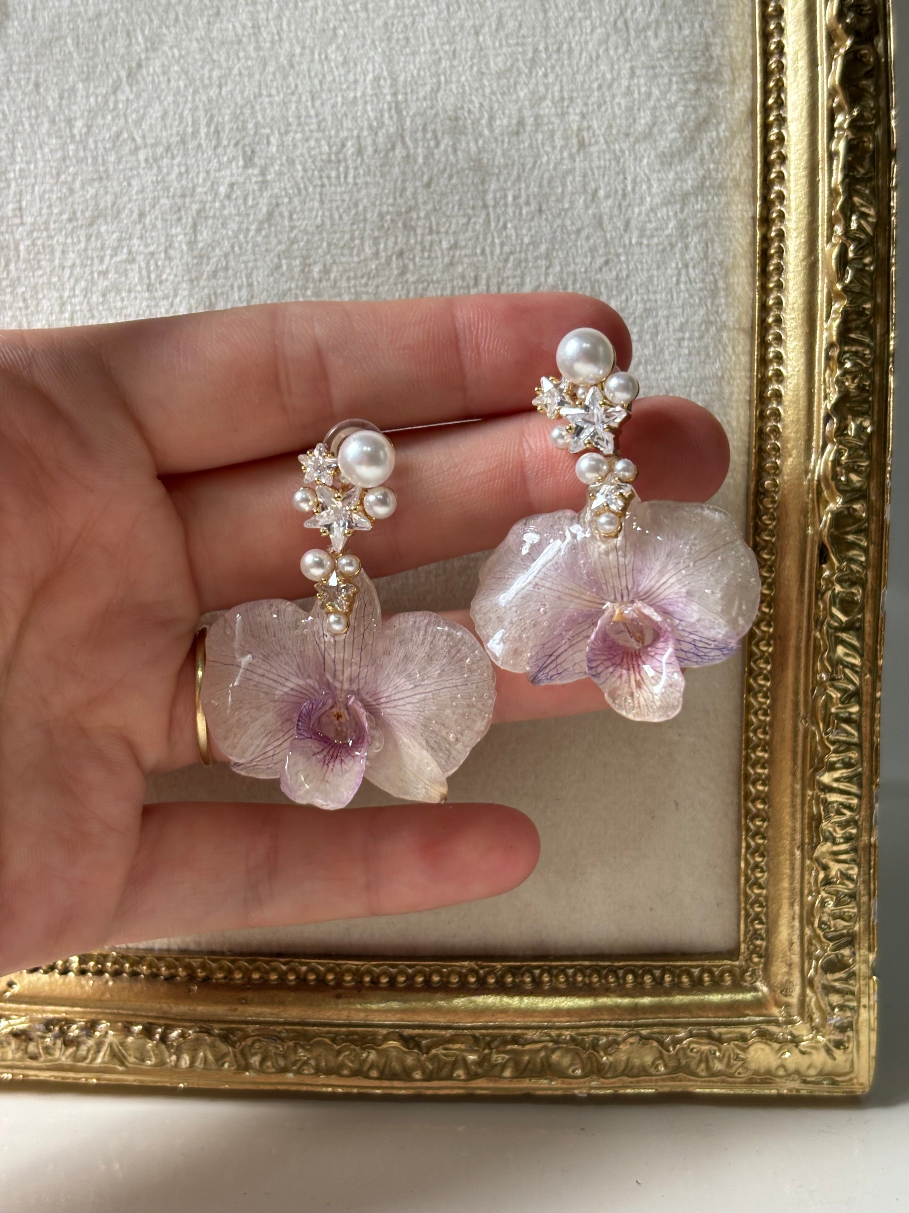Pendientes Dorados con Flor Real Orquídea Blanco-Morada | JOYERÍA BOTÁNICA |