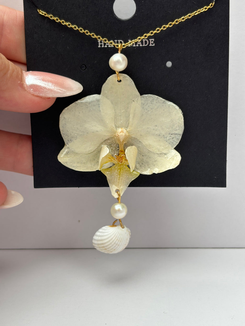 Collar Dorado con Flor Real Orquídea Blanca-Amarilla| JOYERÍA BOTÁNICA |