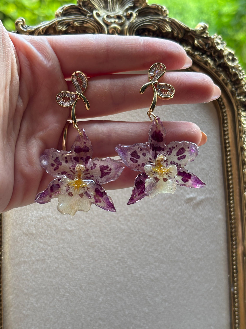 Pendientes Dorados con Flor Real Orquídea Morada | JOYERÍA BOTÁNICA |