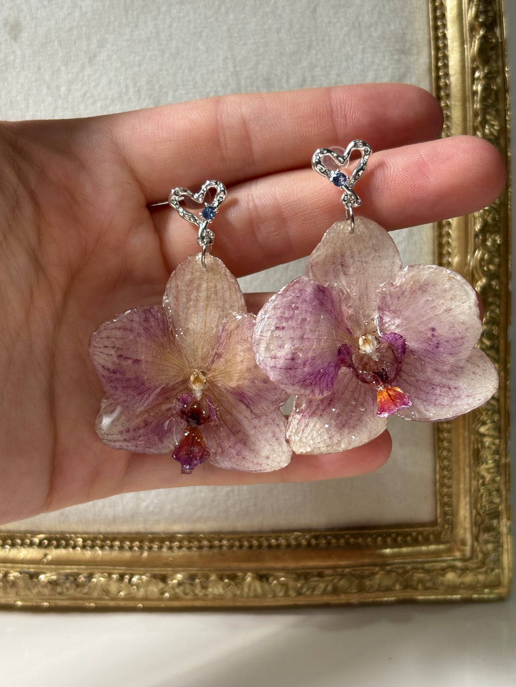 Pendientes Plateados con Flor Real Orquídea Morada | JOYERÍA BOTÁNICA |