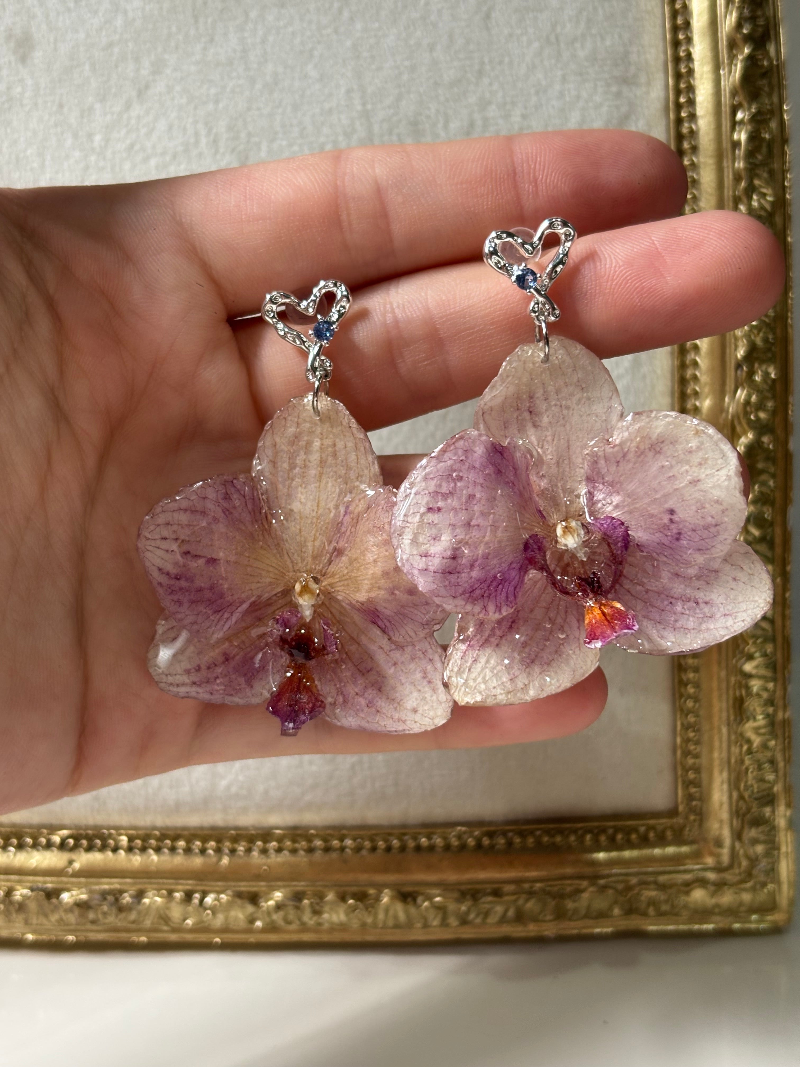 Pendientes Plateados con Flor Real Orquídea Morada | JOYERÍA BOTÁNICA |