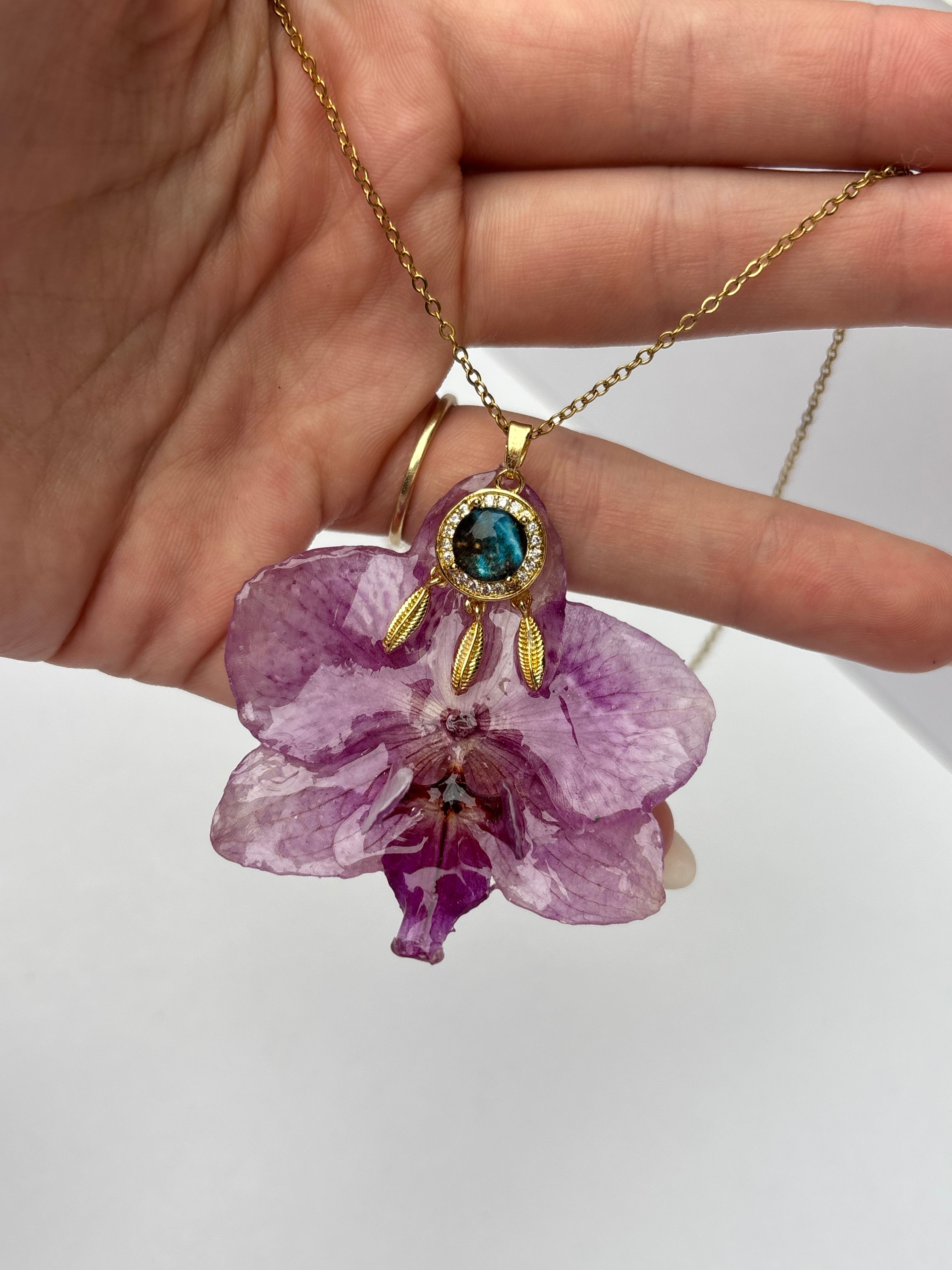 Collar Dorado con Flor Real Orquídea Morada| JOYERÍA BOTÁNICA |