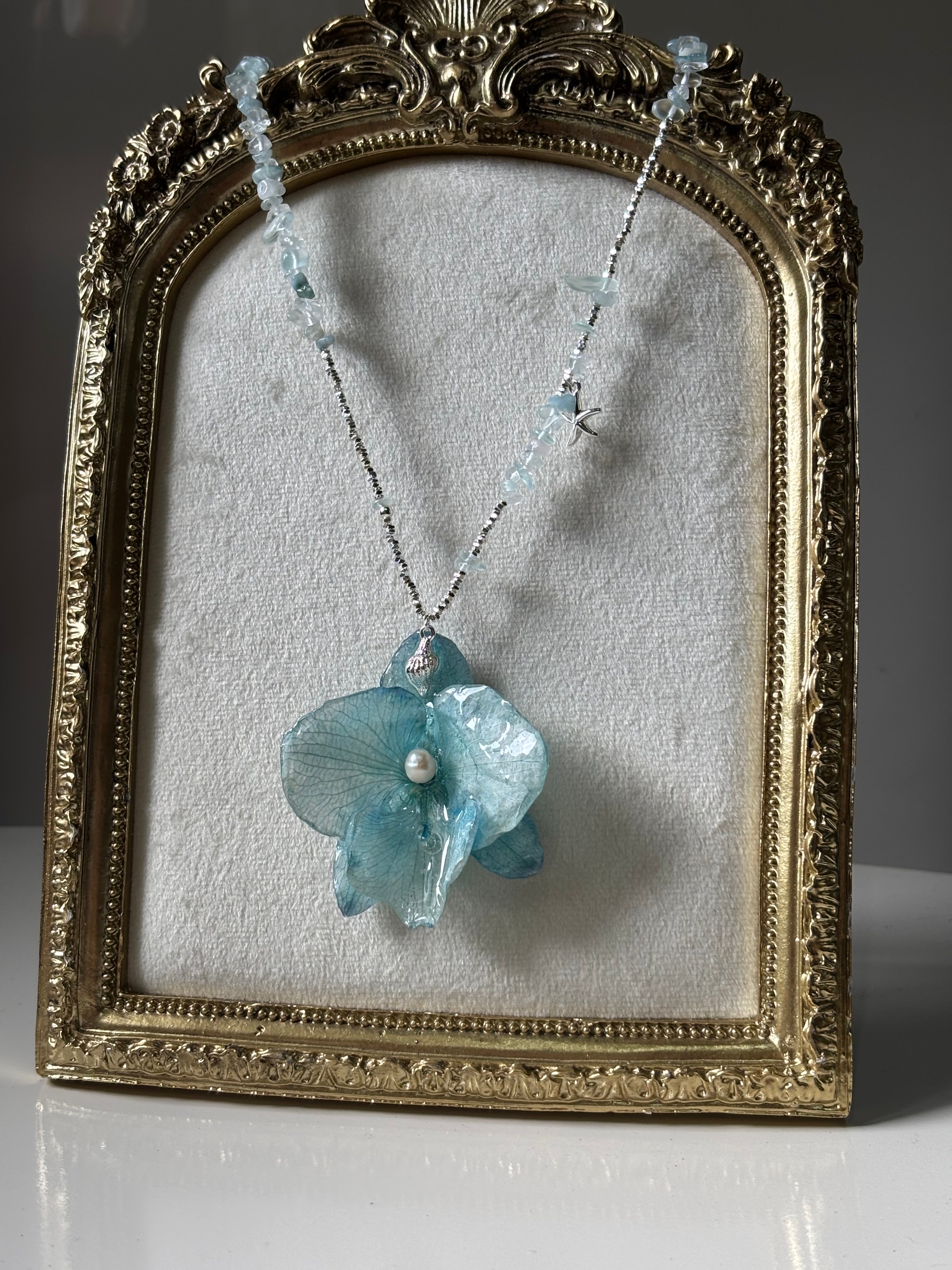 Collar Plateado con Flor Real Orquídea Azul| JOYERÍA BOTÁNICA |