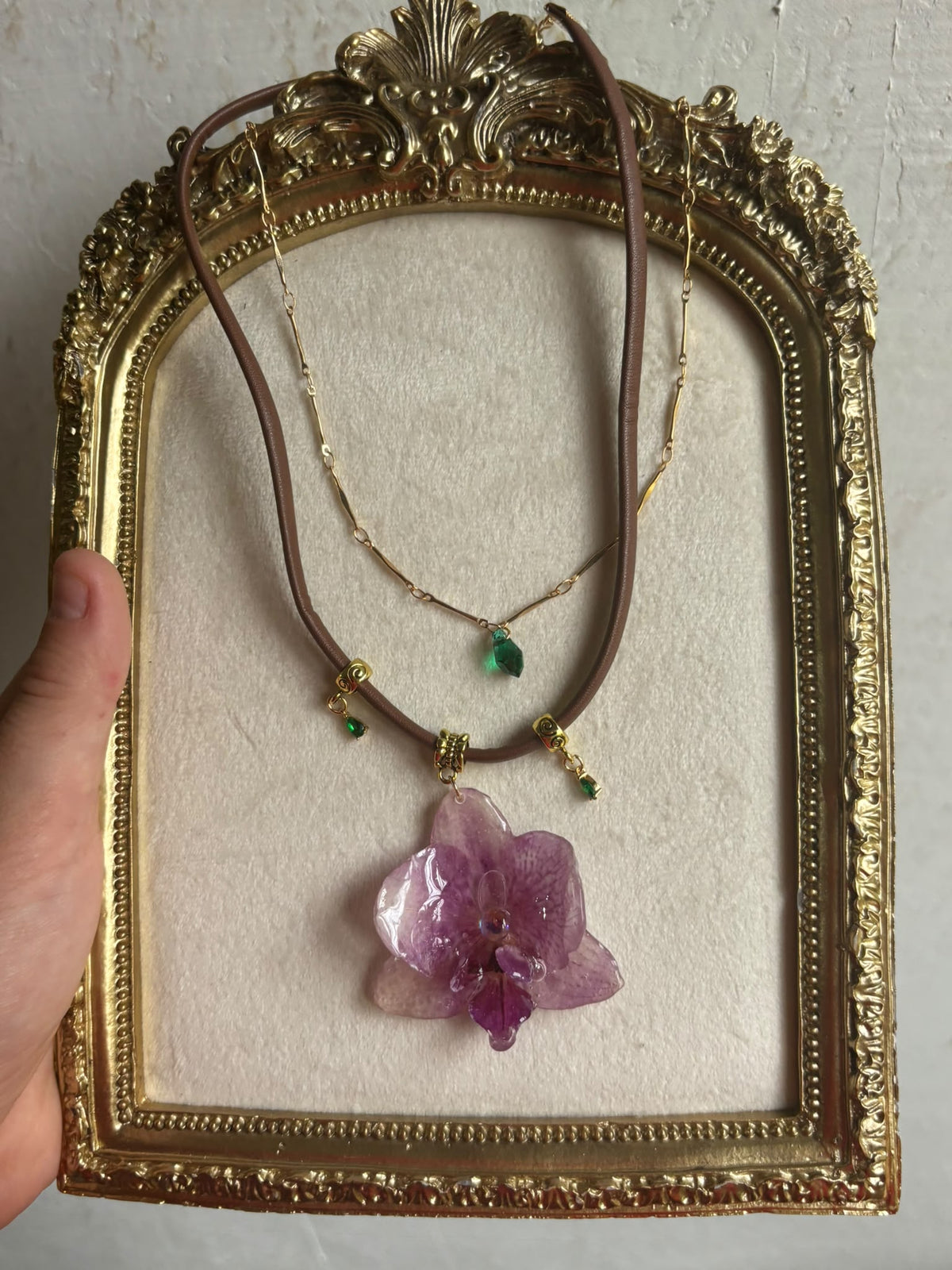 Collar Dorado con Flor Real Orquídea Morada| JOYERÍA BOTÁNICA |