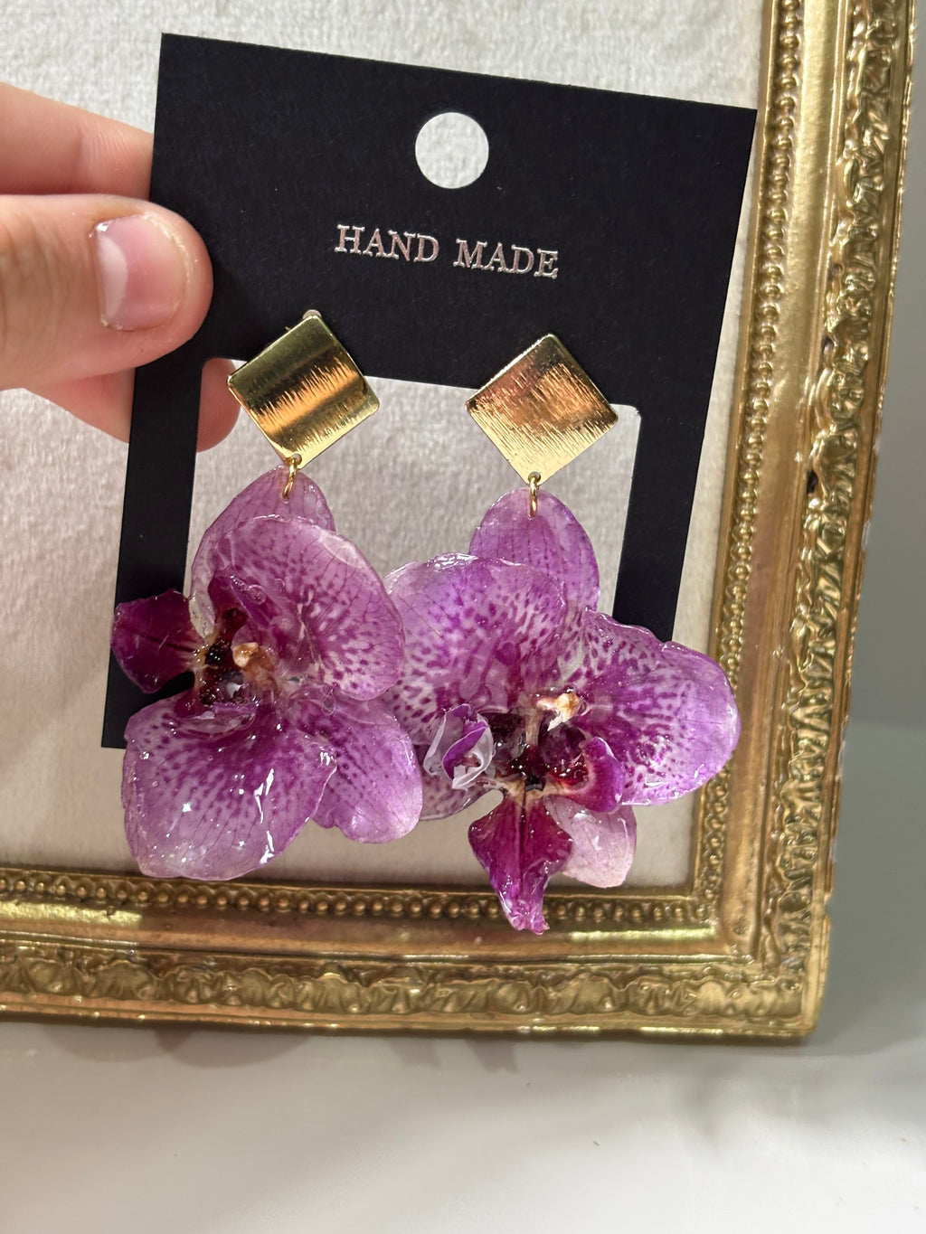 Pendientes Dorados con Flor Real Orquídea Rosa-Morada | JOYERÍA BOTÁNICA |