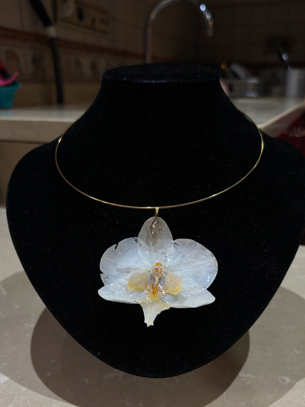 Collar Dorado con Flor Real Orquídea Blanca-Amarilla| JOYERÍA BOTÁNICA |