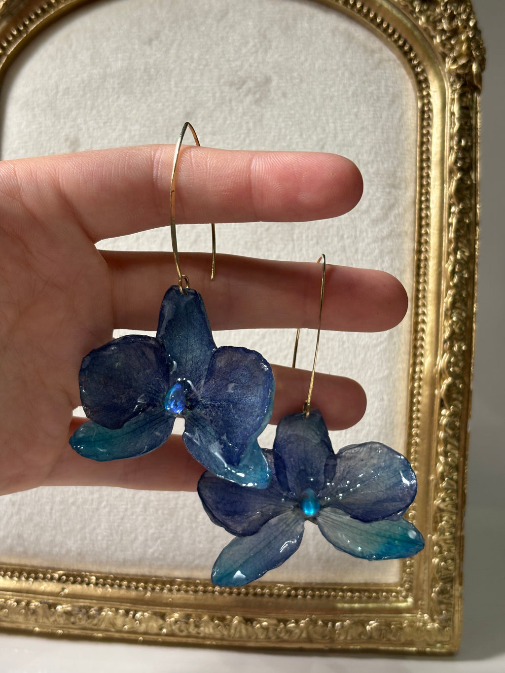 Pendientes Dorados con Flor Real Orquídea Azul | JOYERÍA BOTÁNICA |