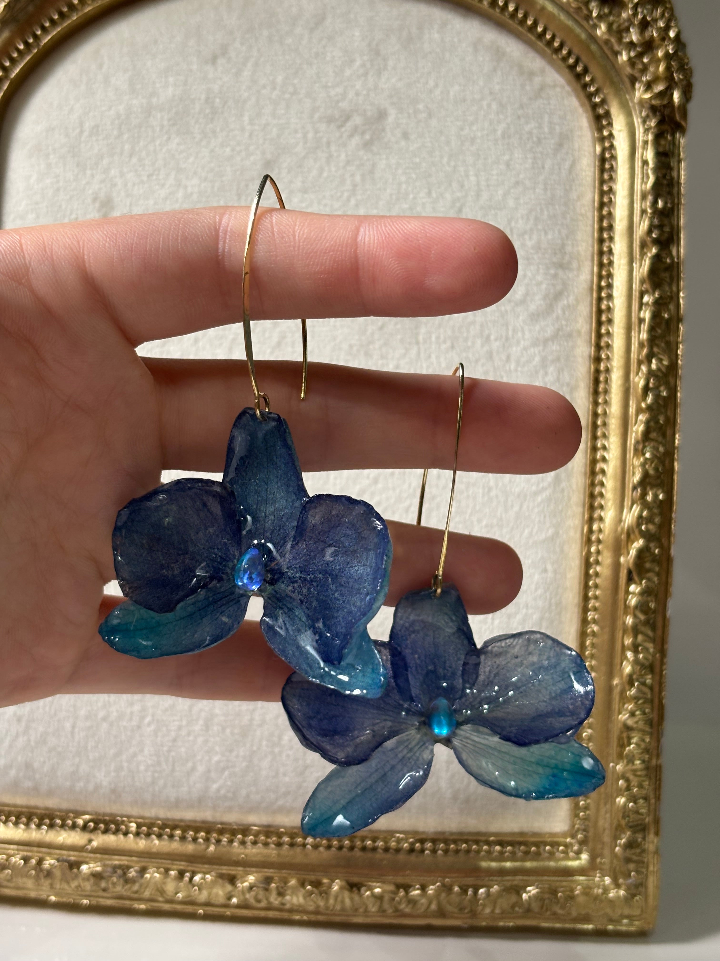 Pendientes Dorados con Flor Real Orquídea Azul | JOYERÍA BOTÁNICA |