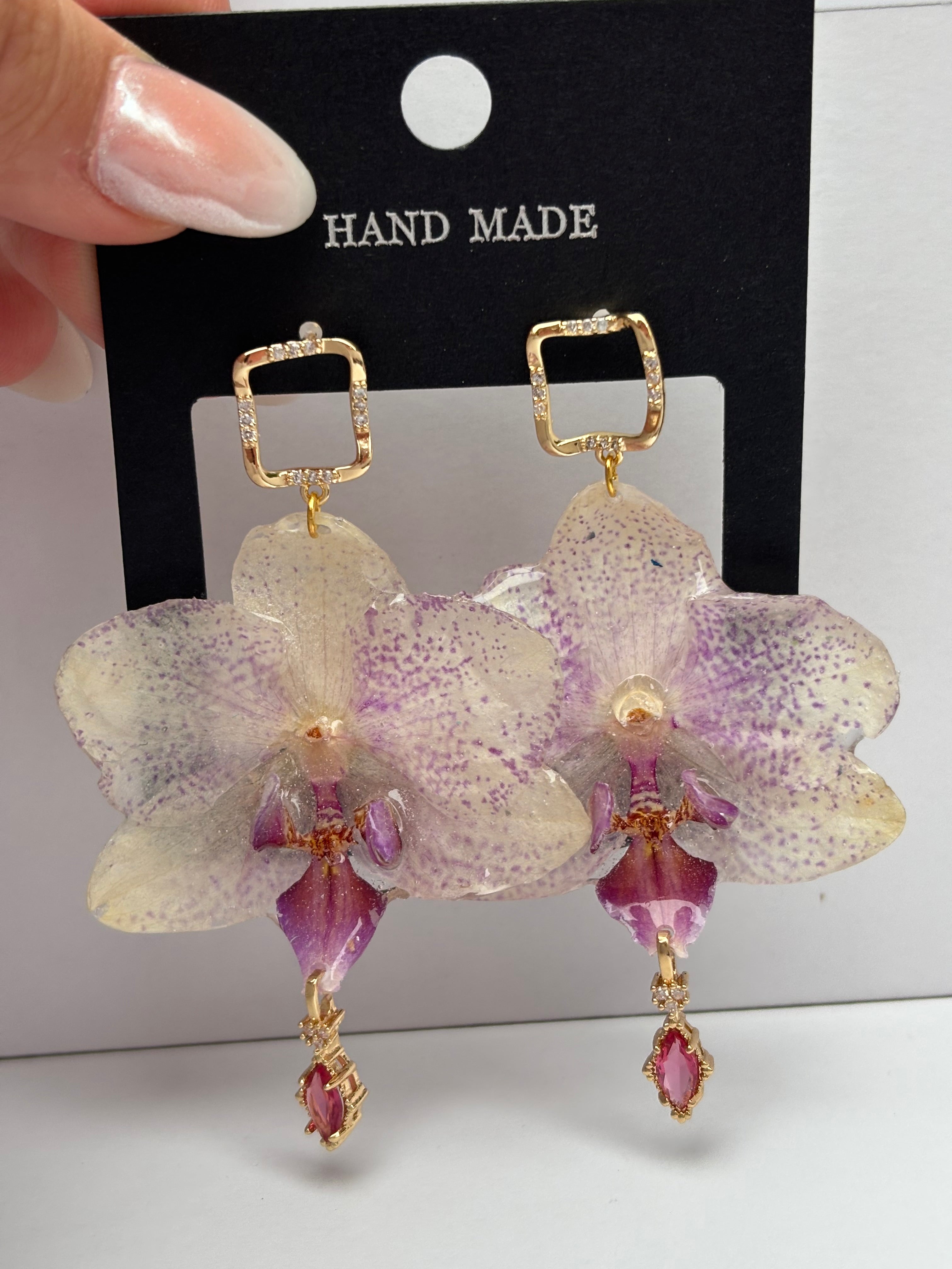 Pendientes Dorados con Flor Real Orquídea Morada | JOYERÍA BOTÁNICA |