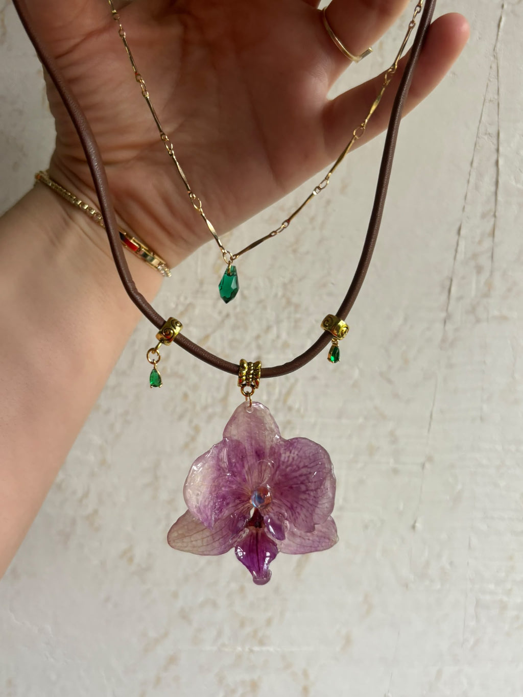 Collar Dorado con Flor Real Orquídea Morada| JOYERÍA BOTÁNICA |