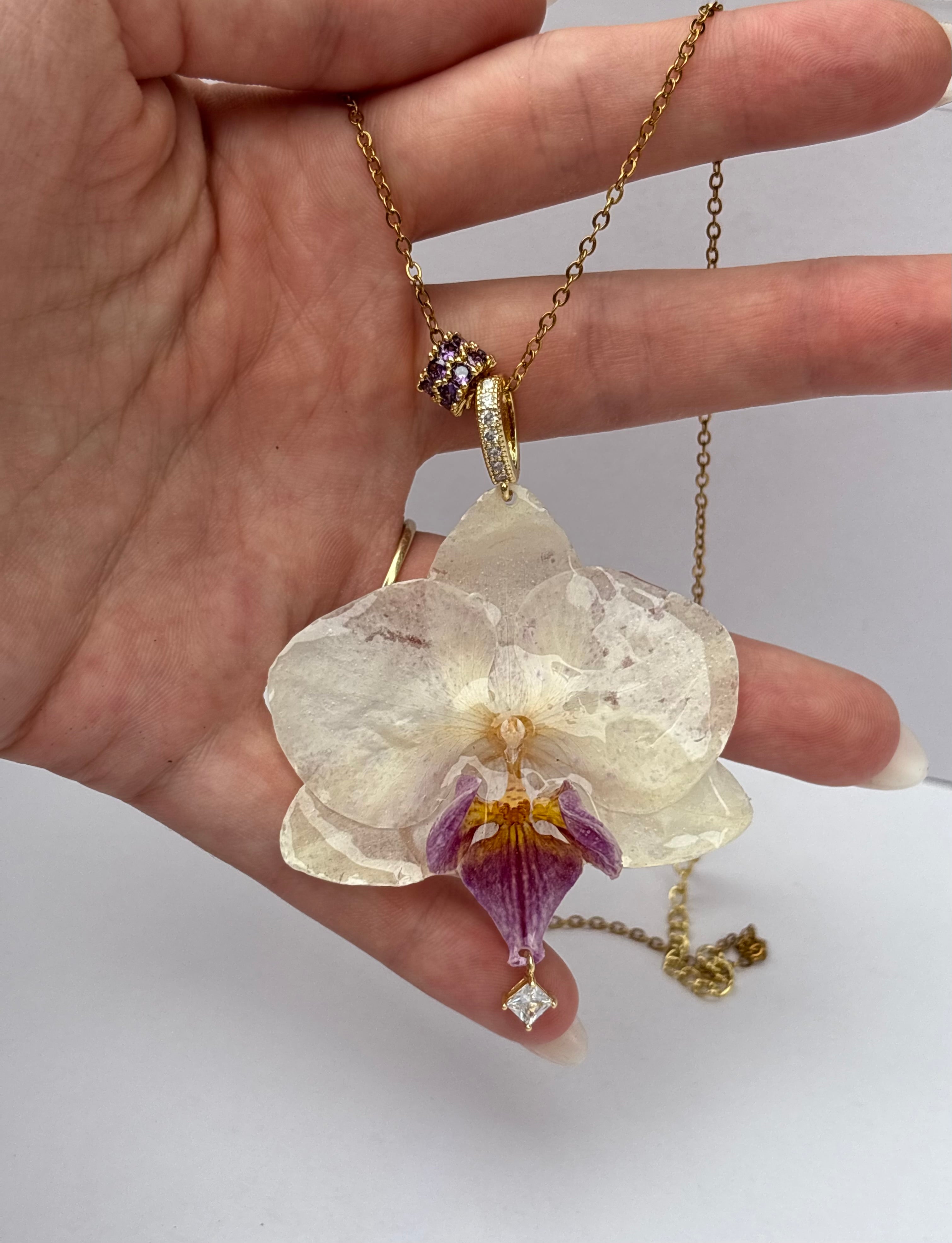 Collar Dorado con Flor Real Orquídea Blanca-Morada| JOYERÍA BOTÁNICA |