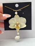 Collar Dorado con Flor Real Orquídea Blanca-Amarilla| JOYERÍA BOTÁNICA |