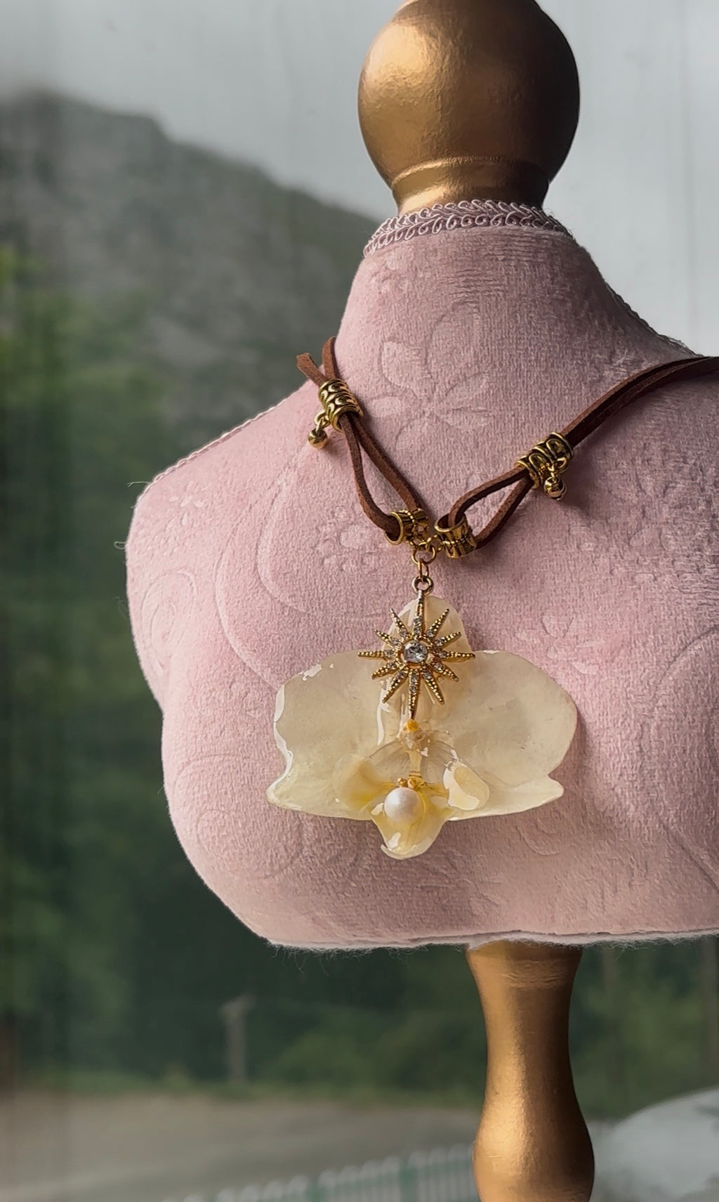 Collar Dorado con Flor Real Orquídea Blanca | JOYERÍA BOTÁNICA |