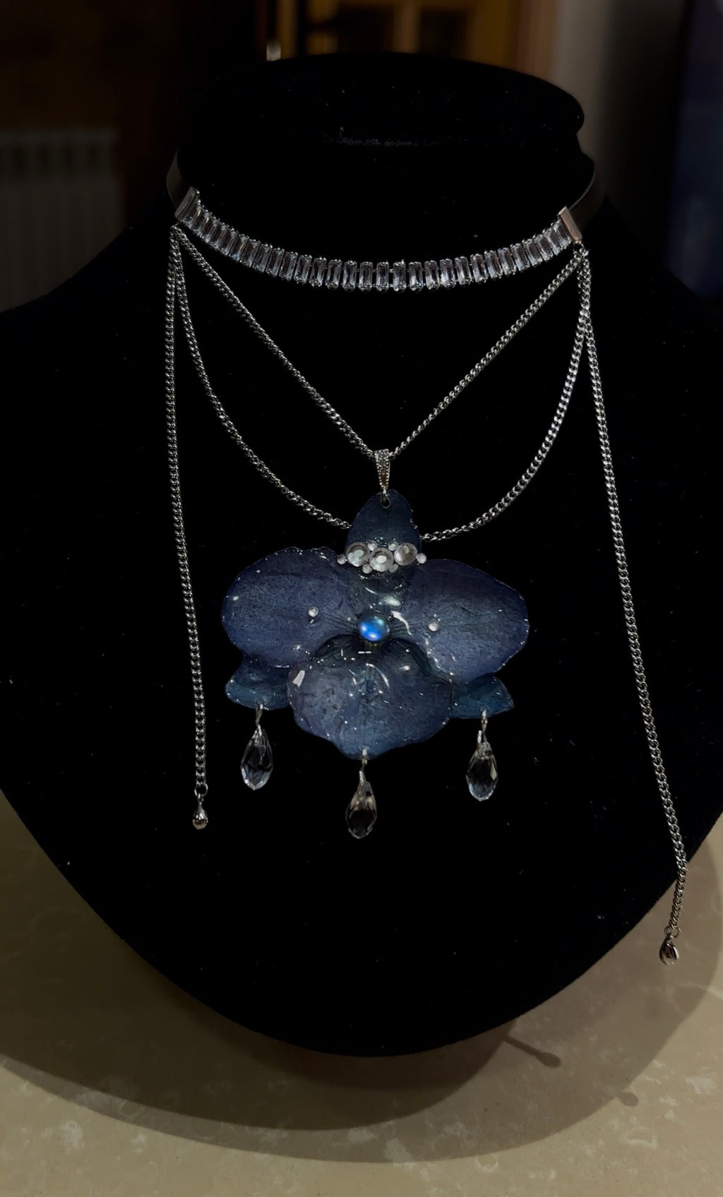 Collar Plateado con Flor Real Orquídea Azul| JOYERÍA BOTÁNICA |
