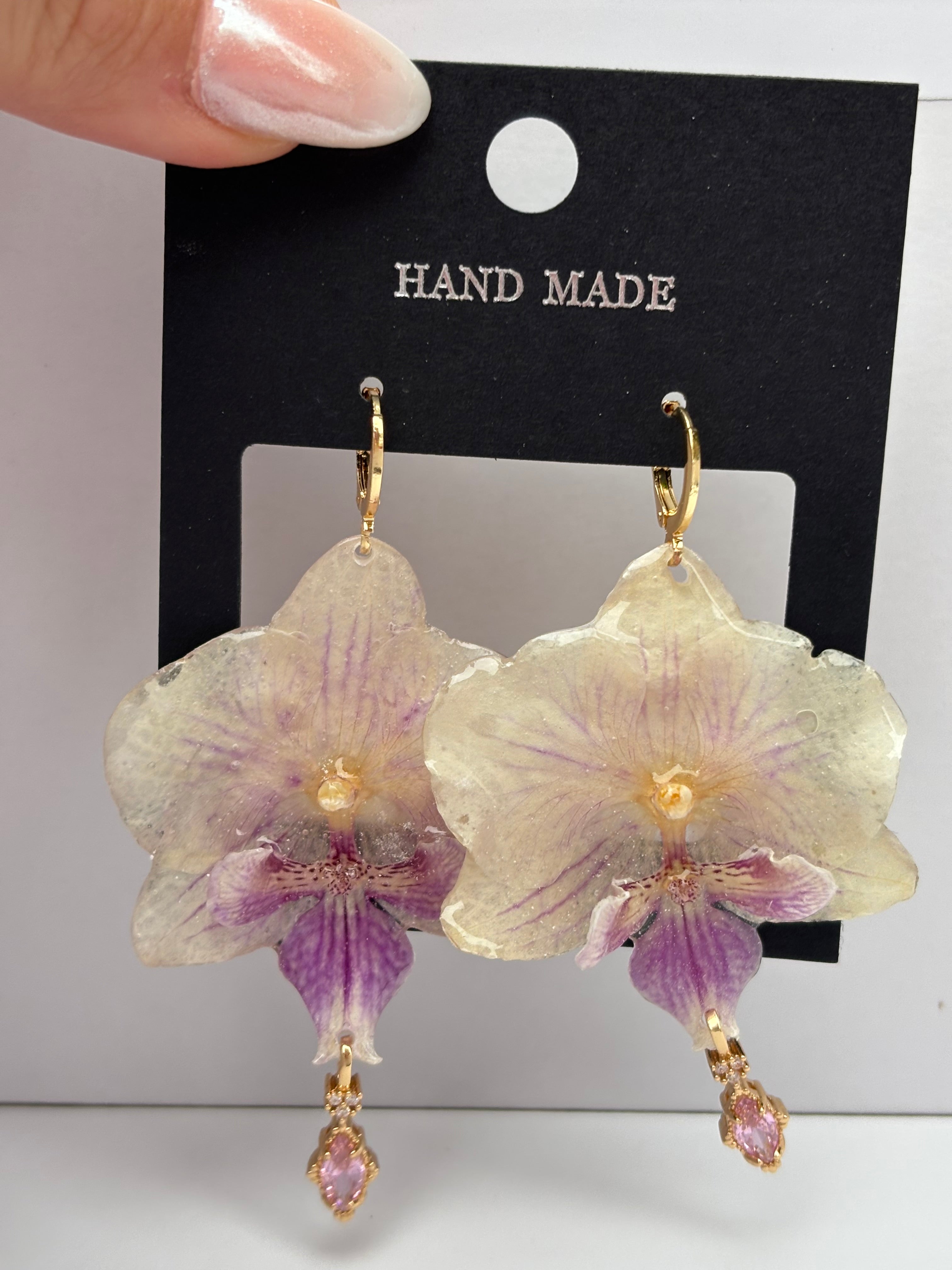 Pendientes Dorados con Flor Real Orquídea Blanca-Morada | JOYERÍA BOTÁNICA |