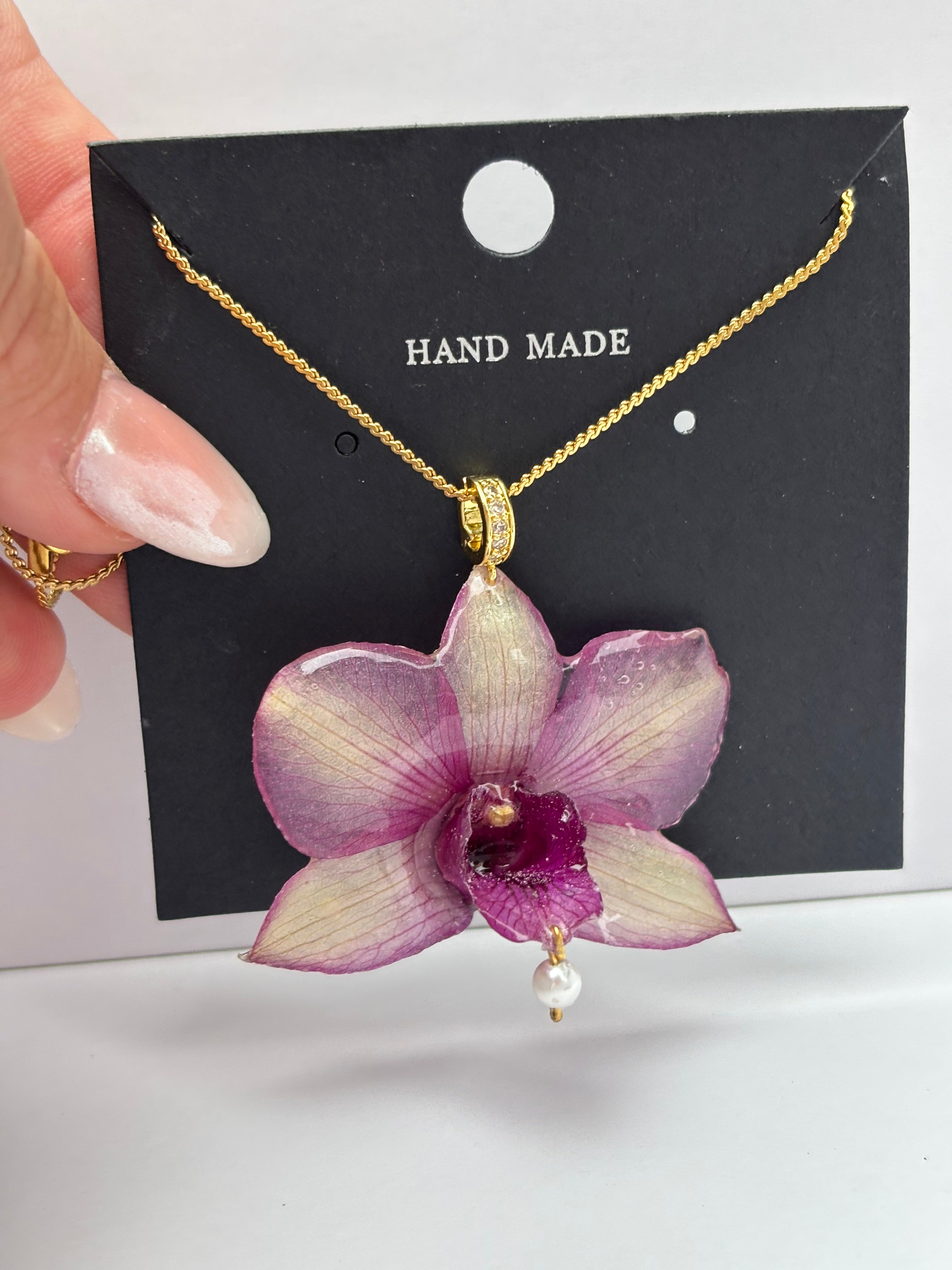 Collar Dorado con Flor Real Orquídea Morada| JOYERÍA BOTÁNICA |