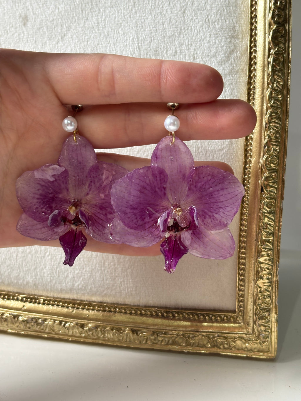 Pendientes Dorados con Flor Real Orquídea Morada | JOYERÍA BOTÁNICA |