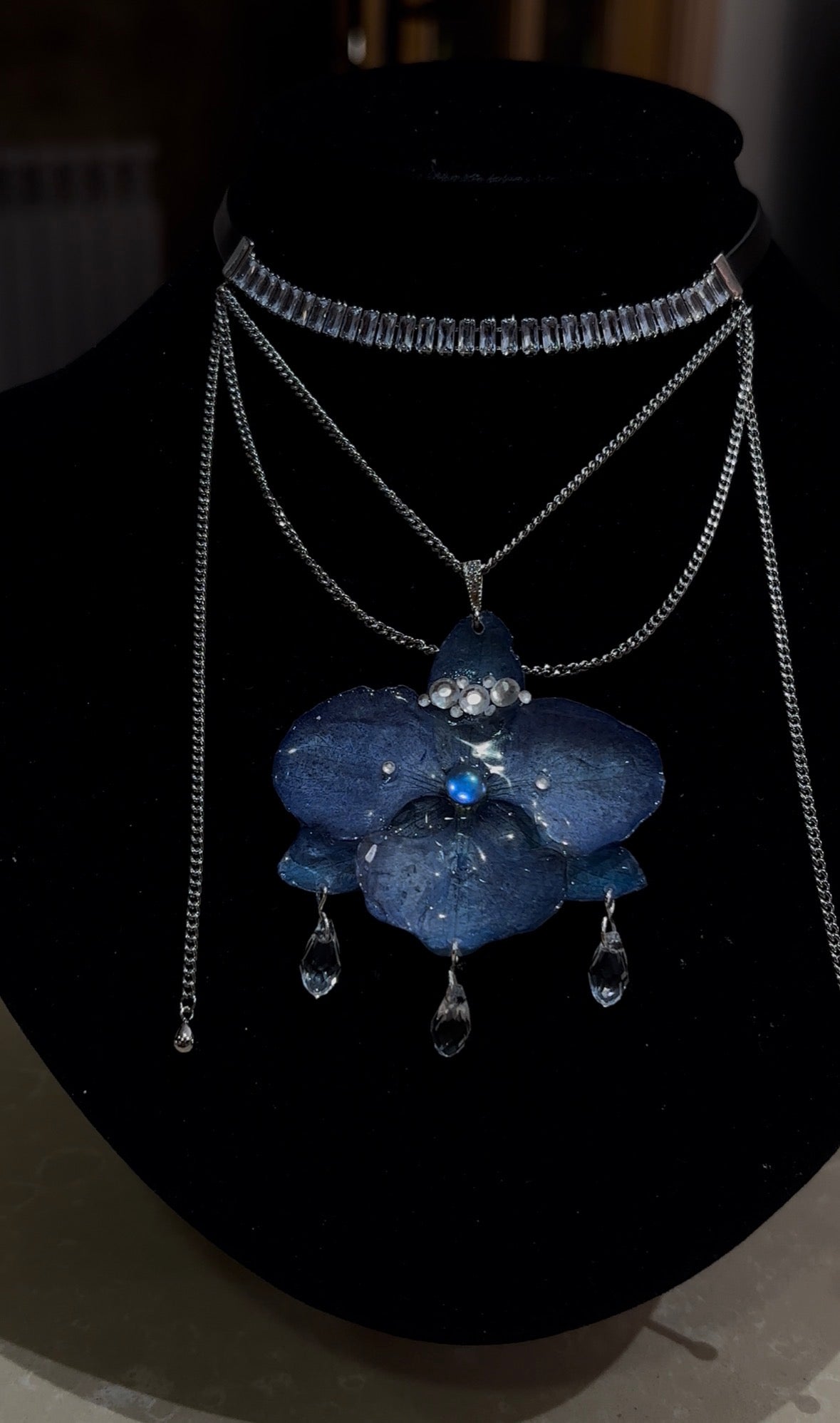 Collar Plateado con Flor Real Orquídea Azul| JOYERÍA BOTÁNICA |