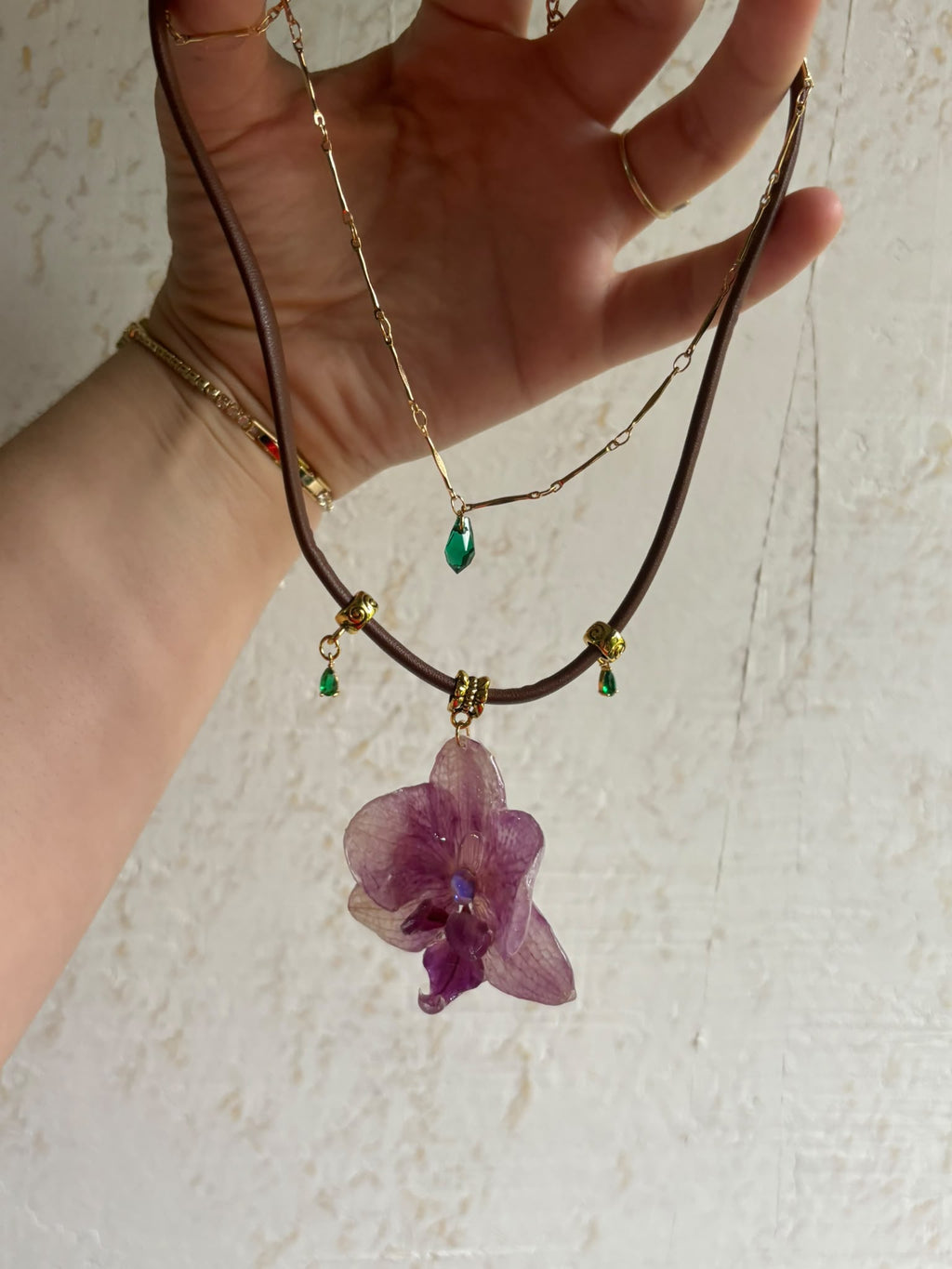 Collar Dorado con Flor Real Orquídea Morada| JOYERÍA BOTÁNICA |