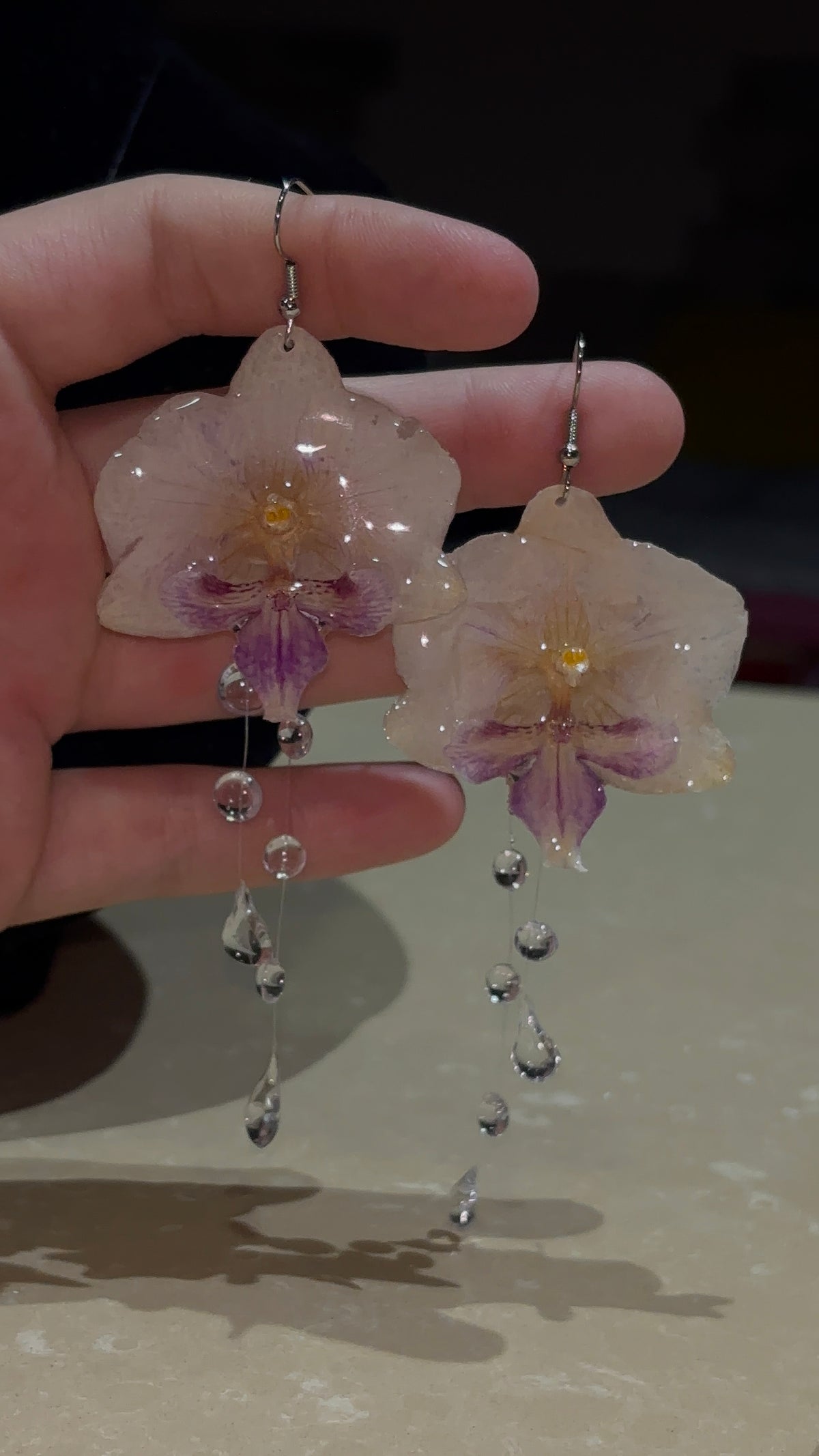 Pendientes con Gotas y Flor Real Orquídea Blanca-Morada | JOYERÍA BOTÁNICA |