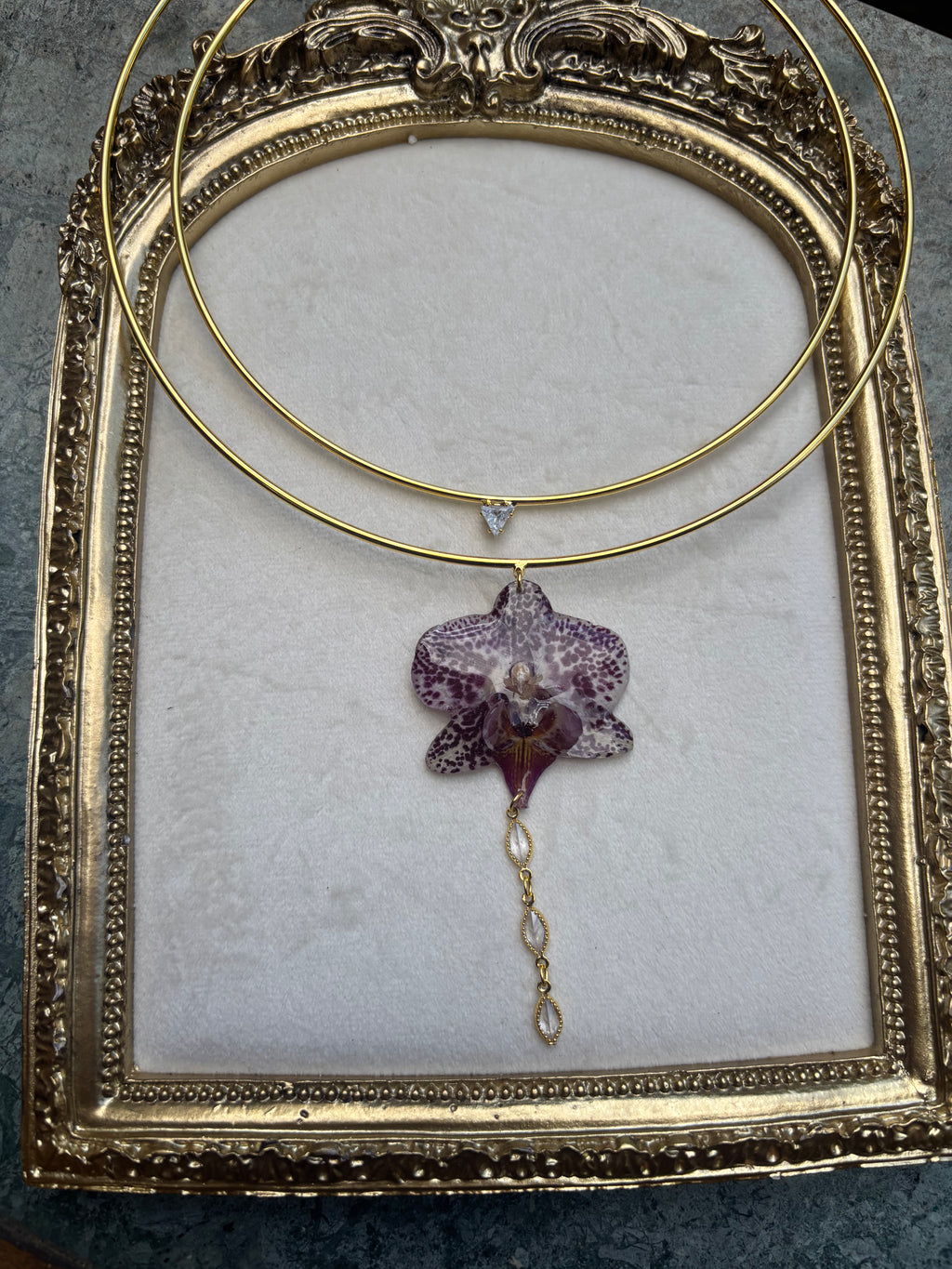 Collar Dorado con Flor Real Orquídea Blanca-Morada| JOYERÍA BOTÁNICA |