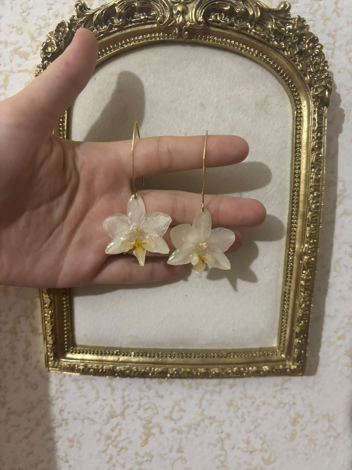 Pendientes Dorados con Flor Real Orquídea Blanca-Amarilla | JOYERÍA BOTÁNICA |