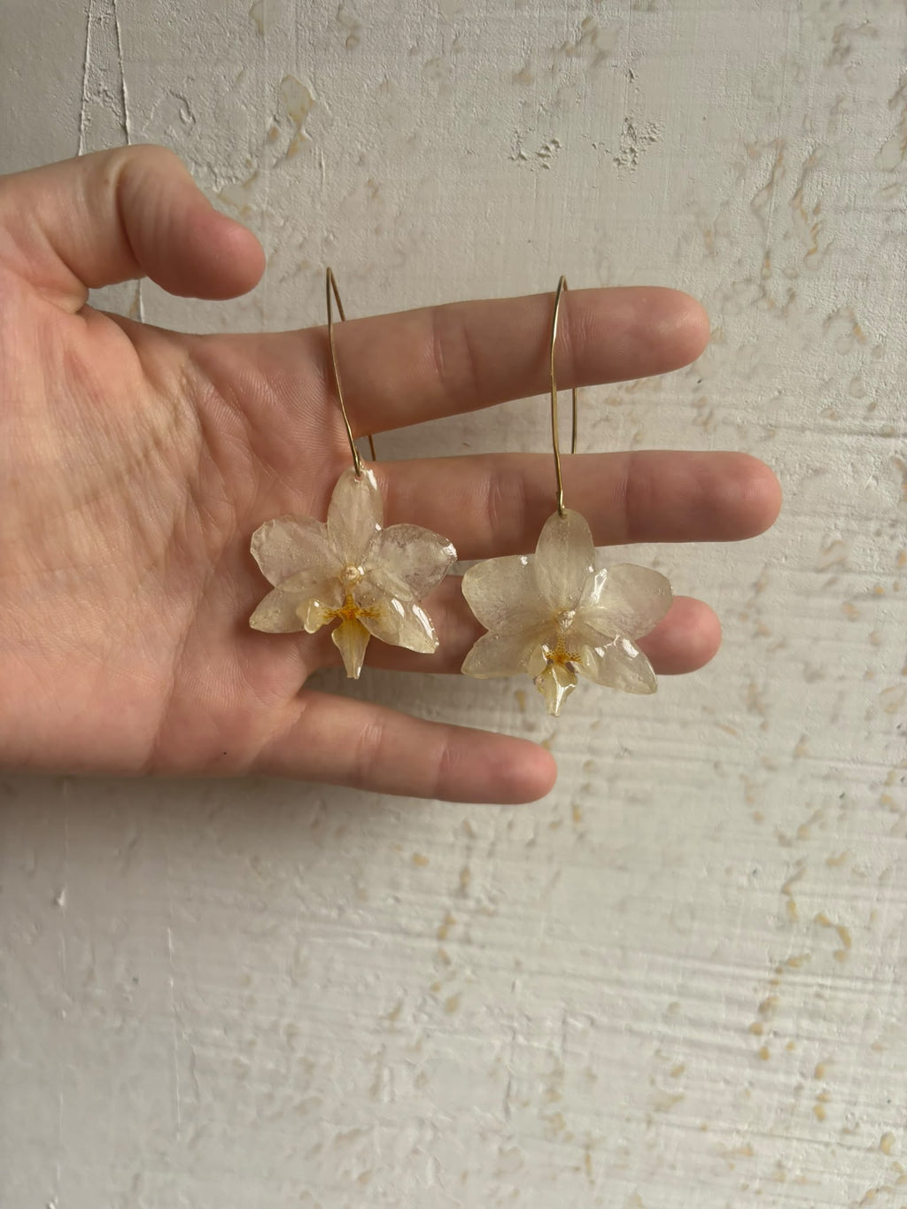 Pendientes Dorados con Flor Real Orquídea Blanca-Amarilla | JOYERÍA BOTÁNICA |