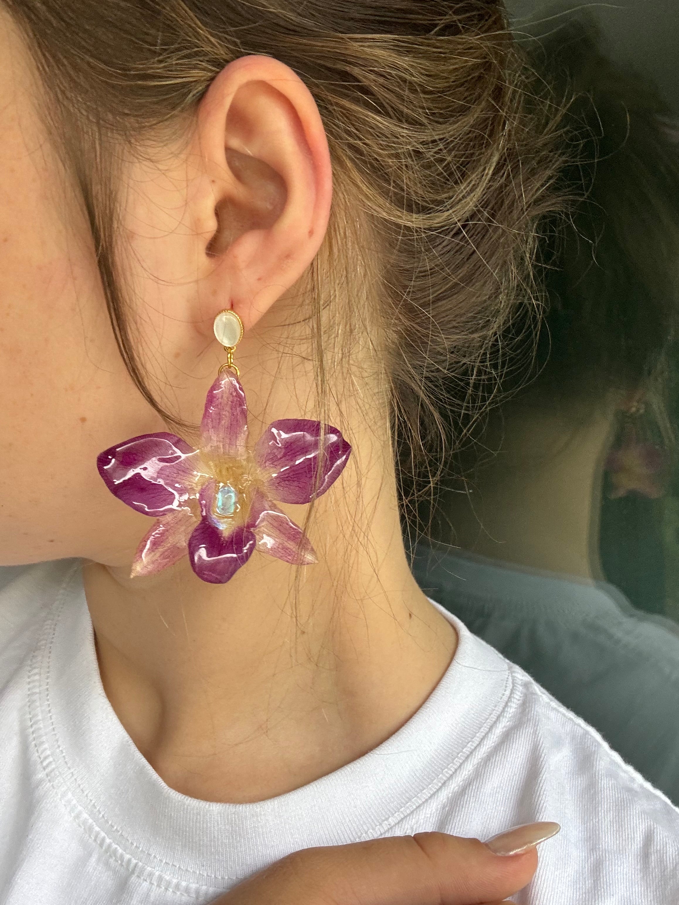 Pendientes Dorados con Flor Real Orquídea Morada | JOYERÍA BOTÁNICA |