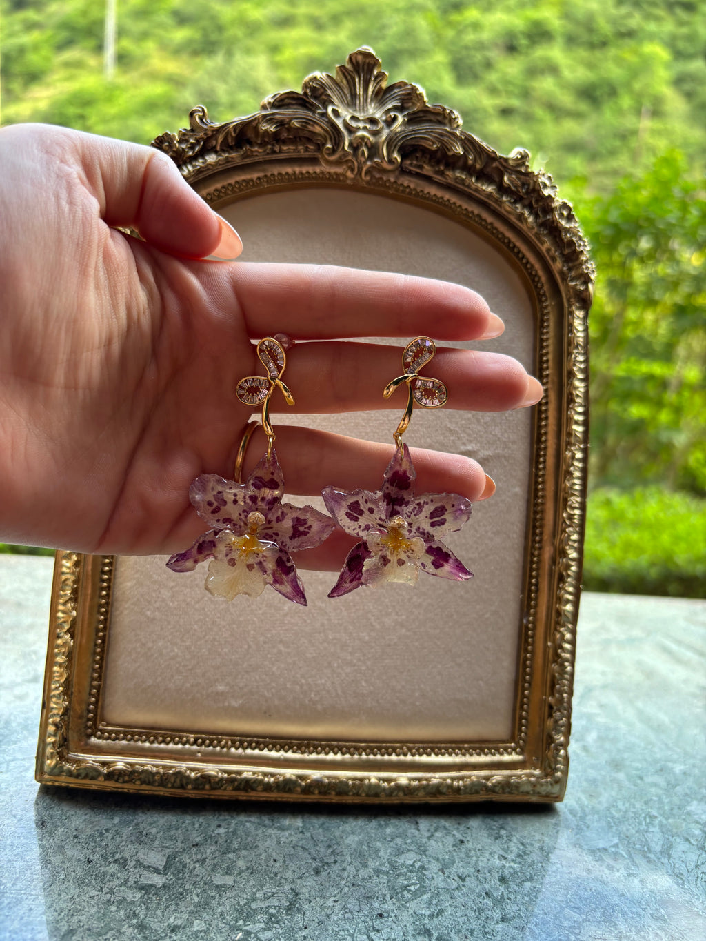 Pendientes Dorados con Flor Real Orquídea Morada | JOYERÍA BOTÁNICA |