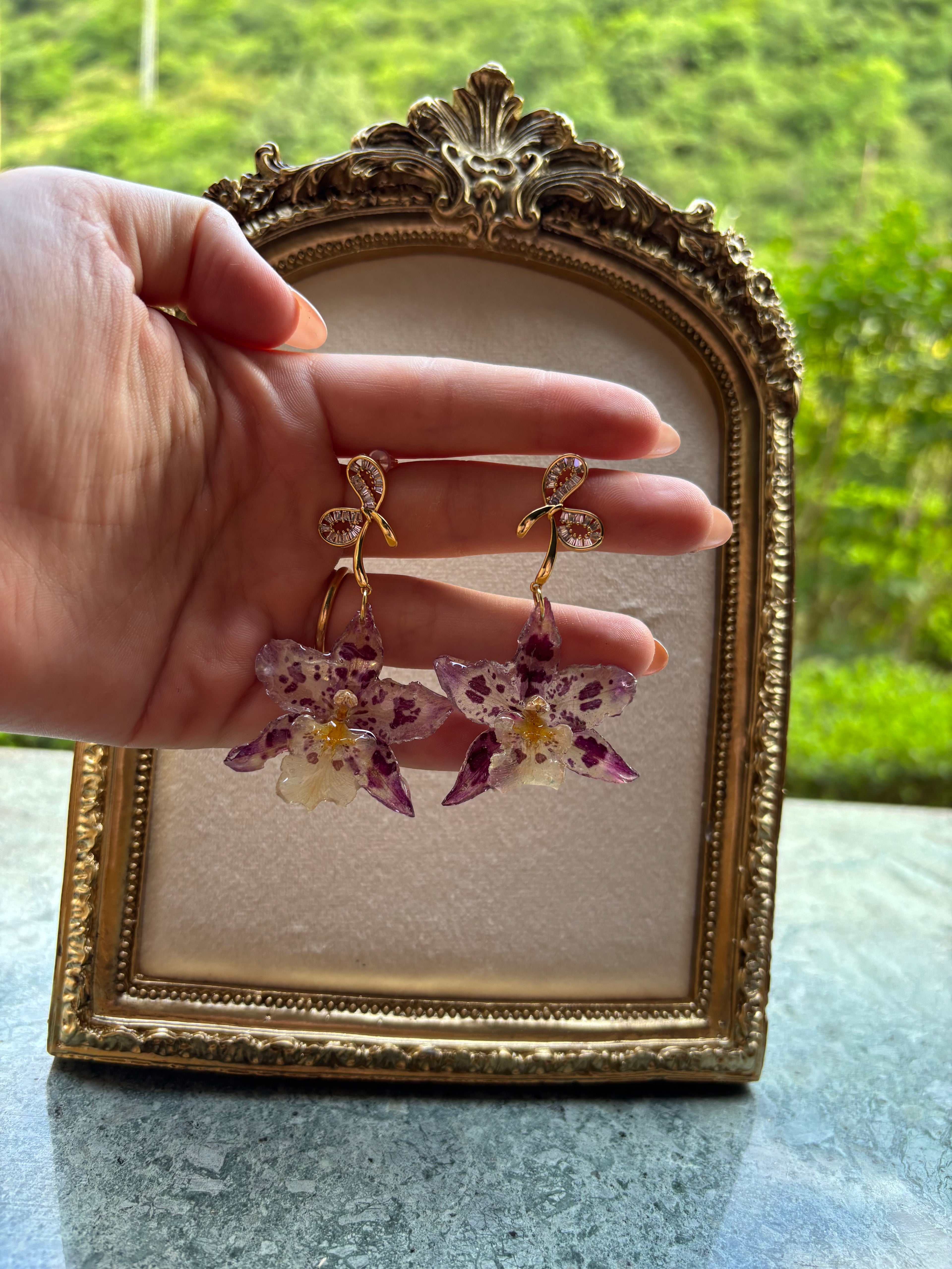 Pendientes Dorados con Flor Real Orquídea Morada | JOYERÍA BOTÁNICA |
